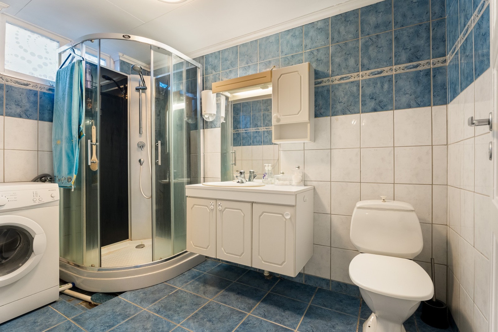 Flislagt bad med gulvvarme og opplegg til vaskemaskin. Galleribilde