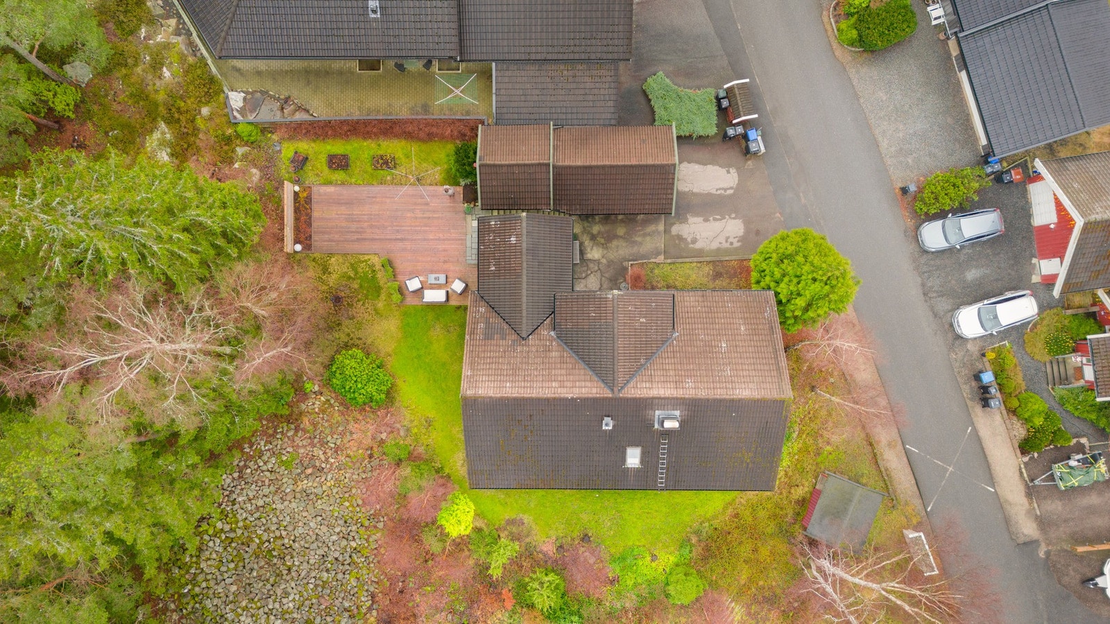 En godt opparbeidet tomt med stor uteplass. Galleribilde