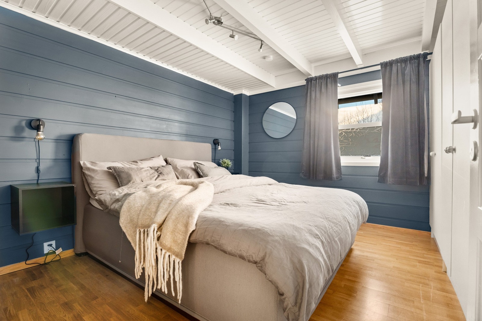 Sjarmerende hovedsoverom med garderobeløsning. Galleribilde