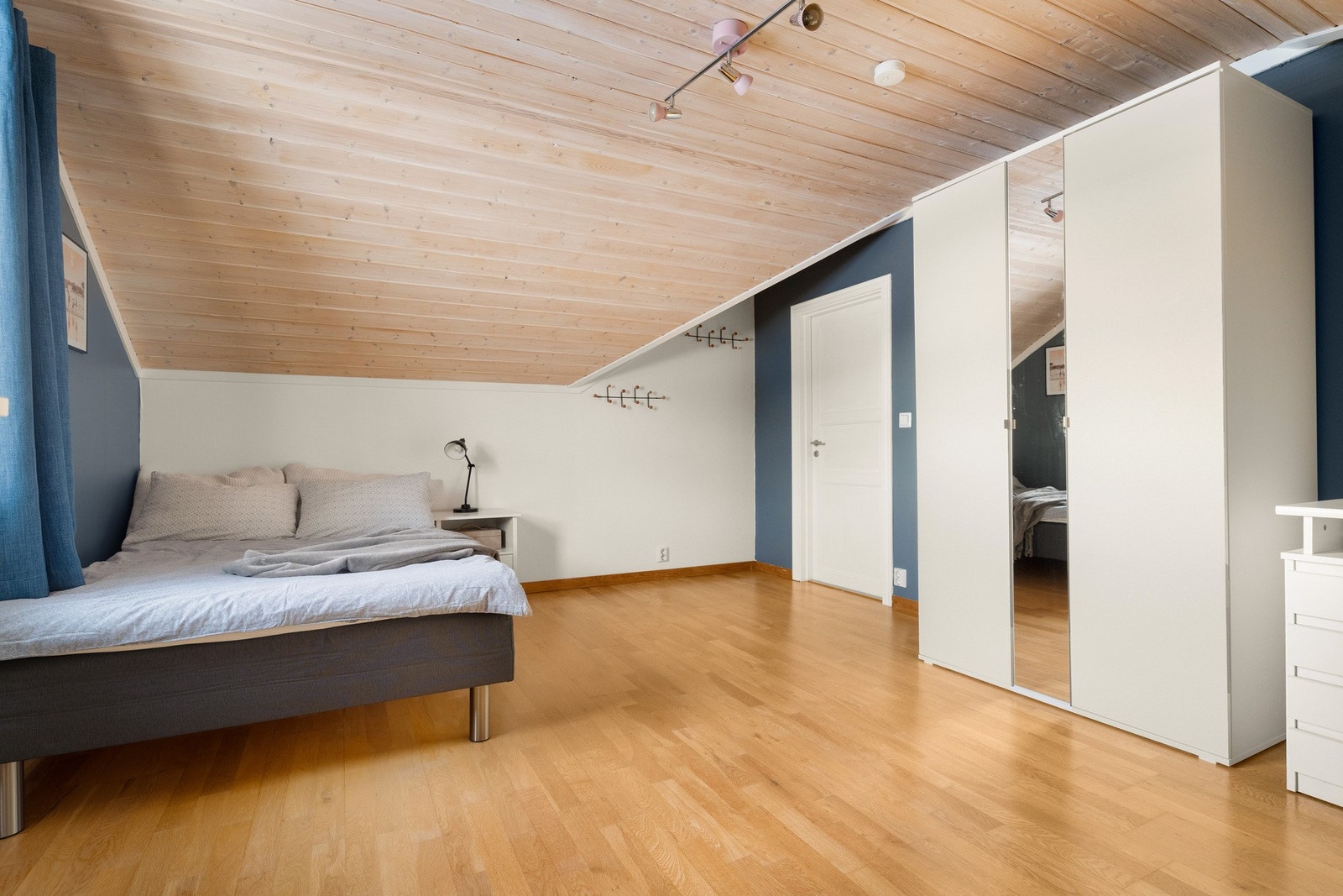 Rommene er av god størrelse og kan brukes til både soverom og kontor. Galleribilde