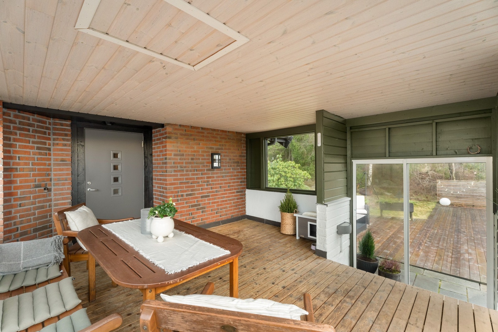 Inngangsparti og uteplass for hoveddelen med takoverbygg. Galleribilde