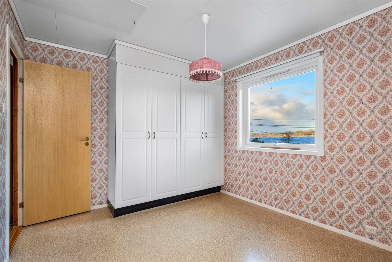 Hovedsoverommet er plassert i etasjens sørøstlige hjørne. Galleribilde