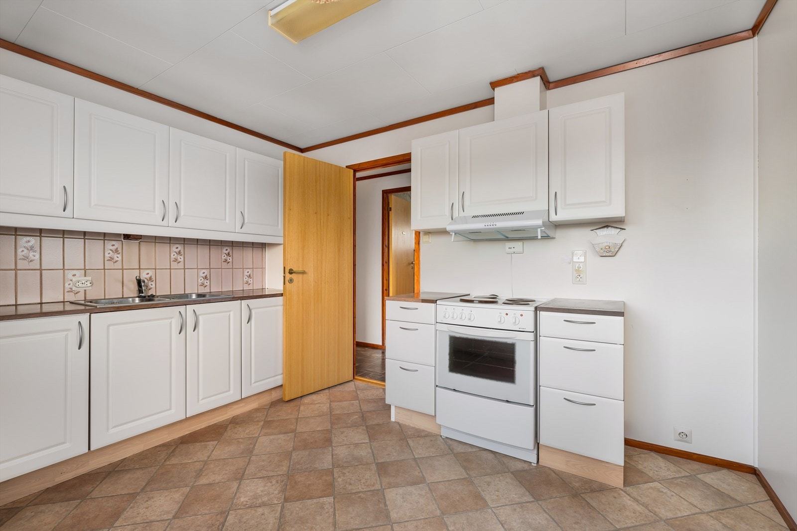 Det er godt med både benkeplass og oppbevaringsplass i den lyse, svakt profilerte, innredningen. Galleribilde