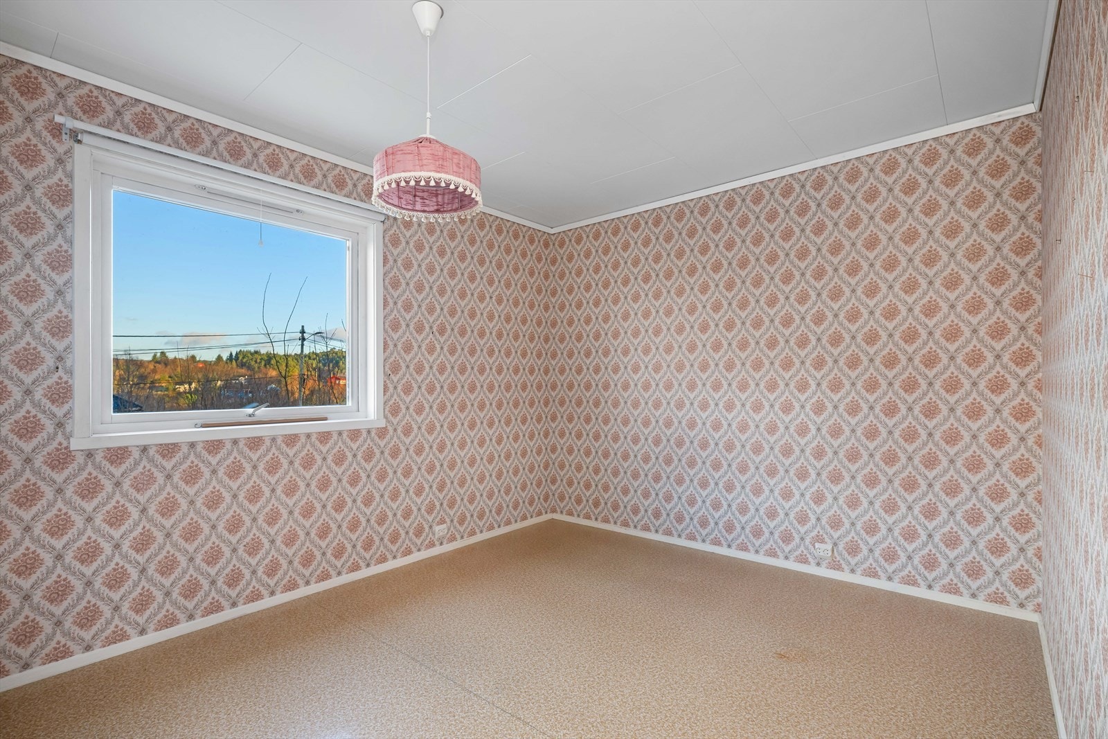 Et stort og kjekt rom med utsikt mot sjøen og nærområdet i øst. Galleribilde