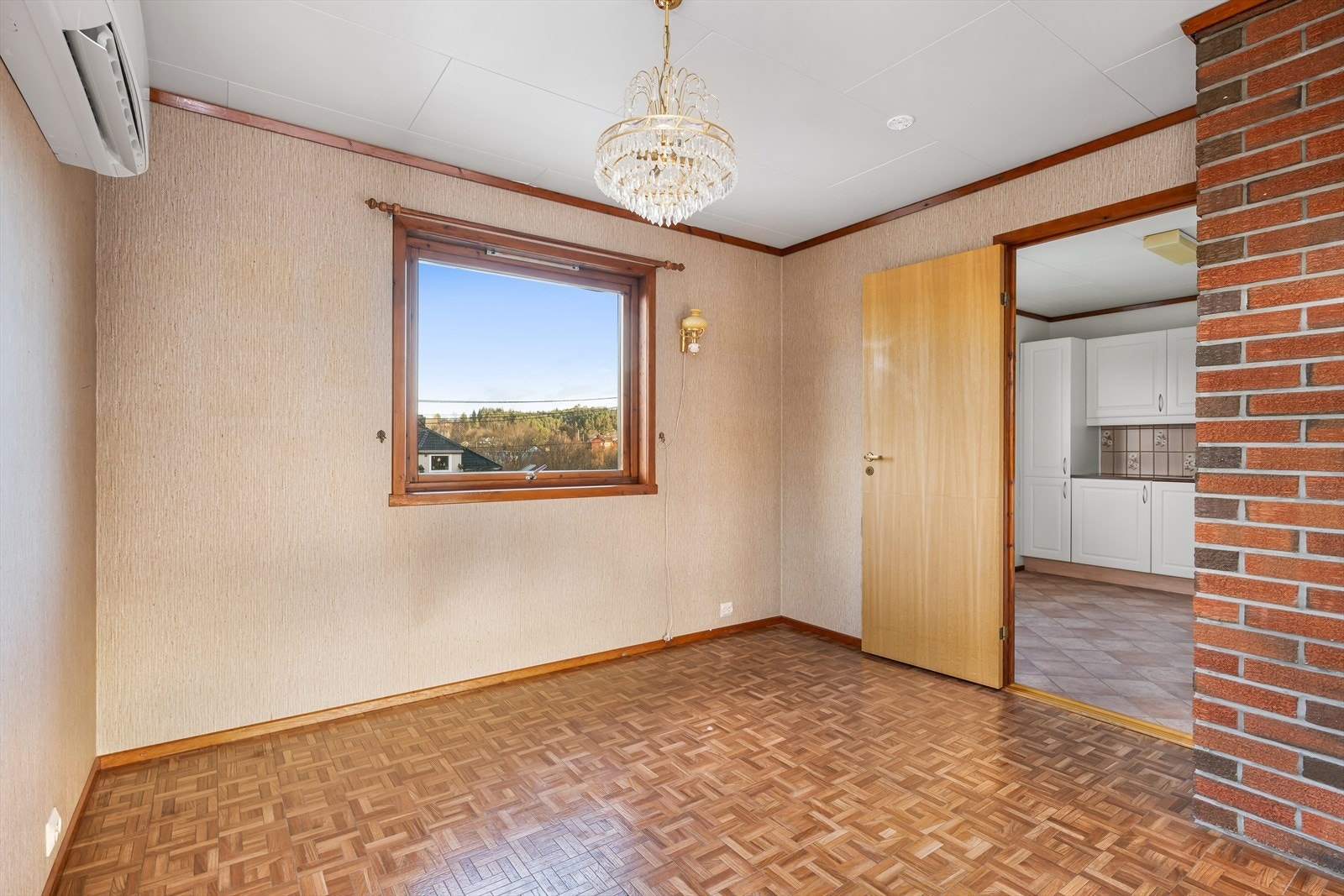 En varmepumpe stå for oppvarmingen, men det er også en eldre kombiovn i rommet. Galleribilde