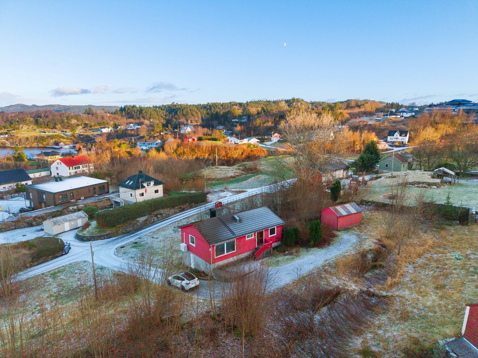 Sjarmerende eiendom i naturskjønne omgivelser, med kort vei til sjø og skog. Perfekt for de som søker ro og natur. Galleribilde