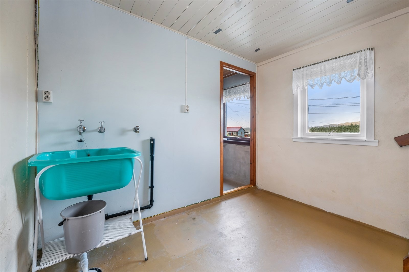 Et praktisk rom med dør blindkjeller og andre boder. Et stort vindu gir godt med lys også her. Galleribilde