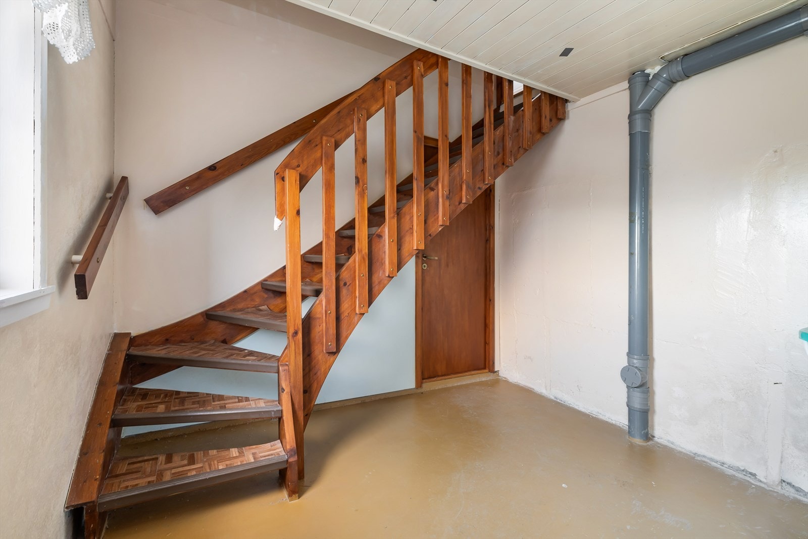 Fra andre etasje kommer en ned via trapp til vaskerommet. Galleribilde