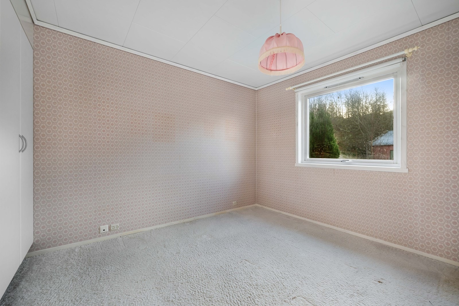 Etasjens andre soverom er også av god størrelse, over 10 kvm. Rommet er plassert i det sørvestlige hjørnet av etasjen. Galleribilde