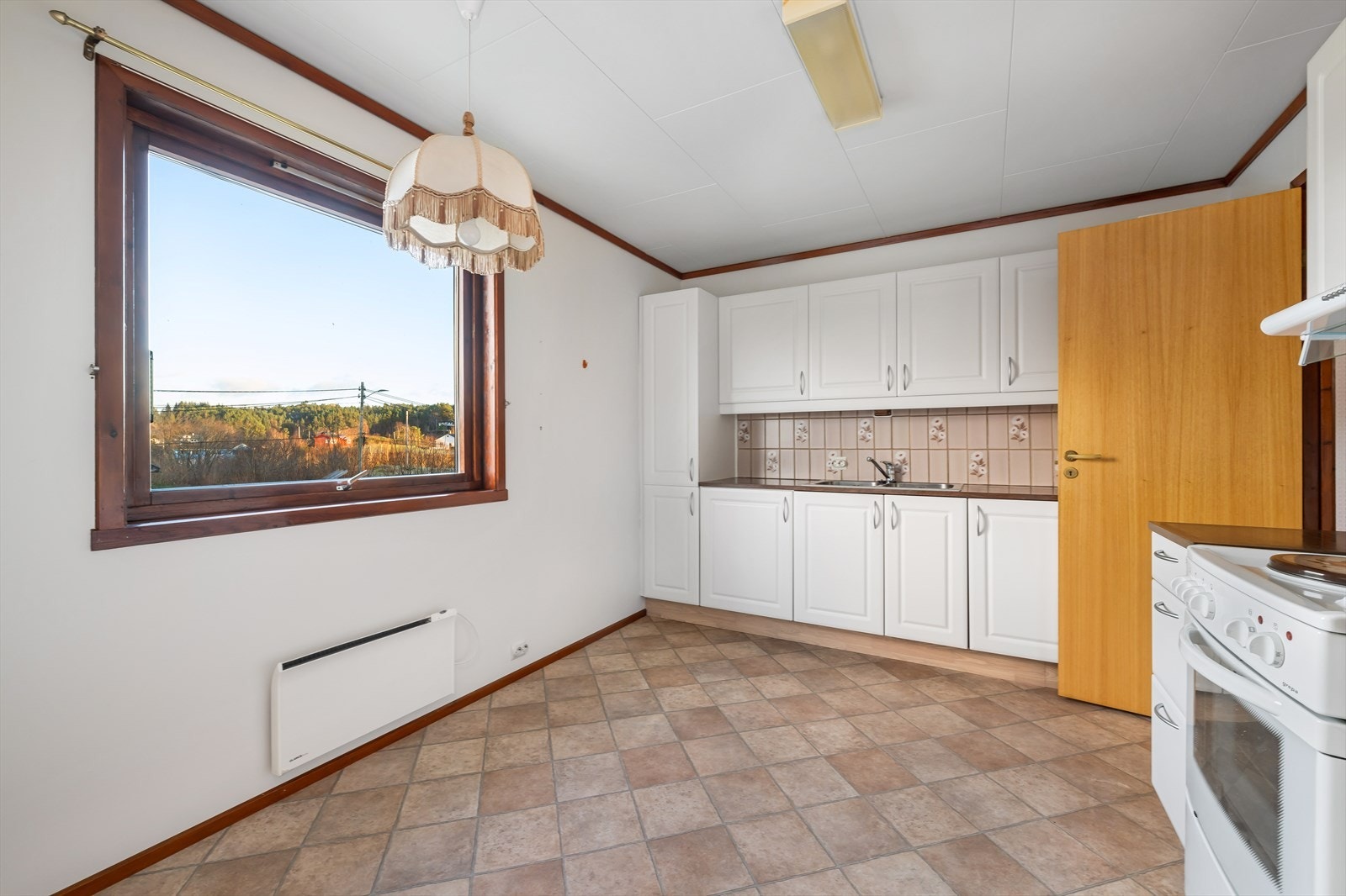 Kjøkkenet er av god størrelse og praktisk innredet. Galleribilde