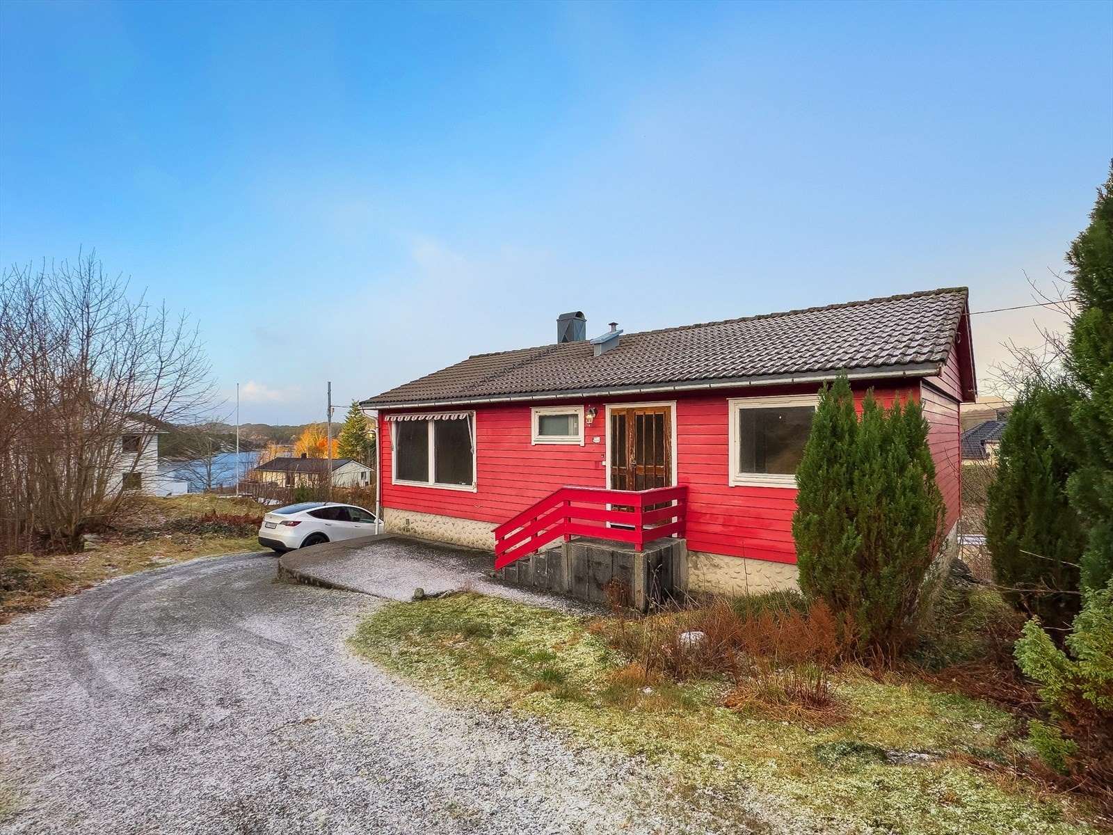 Enkelt hageanlegg. Gruset innkjørsel og parkering på egen eiendom. Galleribilde