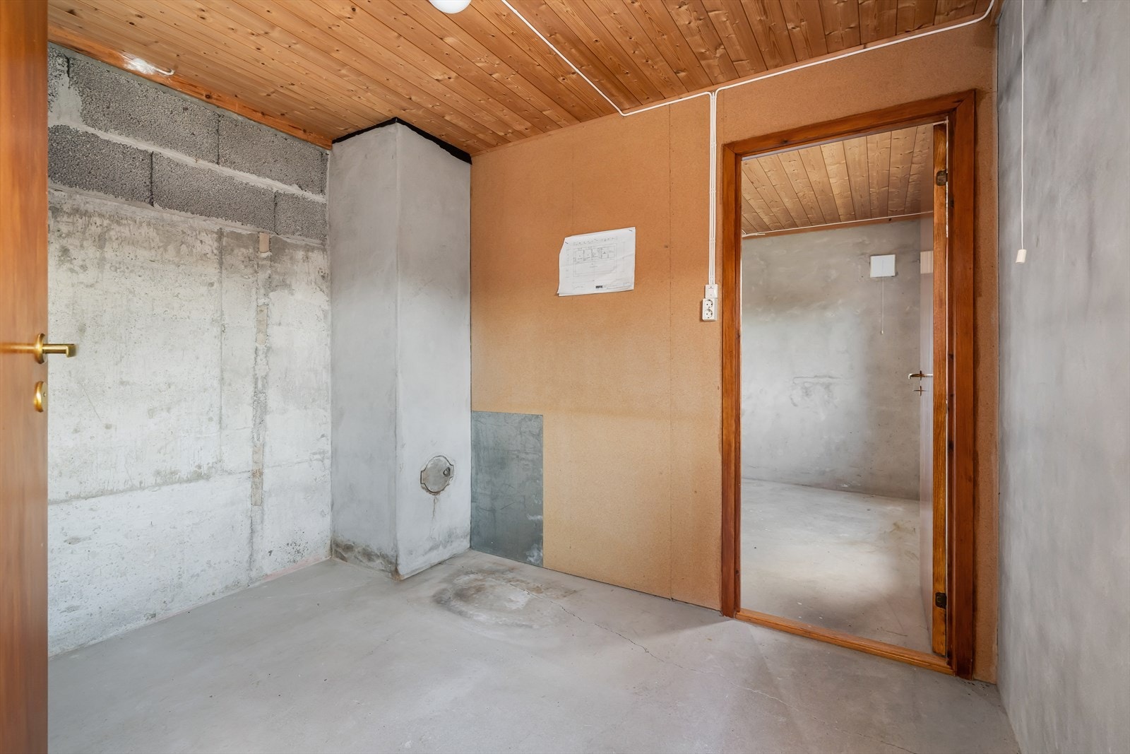 I "klesboden" kommer pipeløpet ned. Rommet har inngang til vaskerommet og sportsboden. Galleribilde