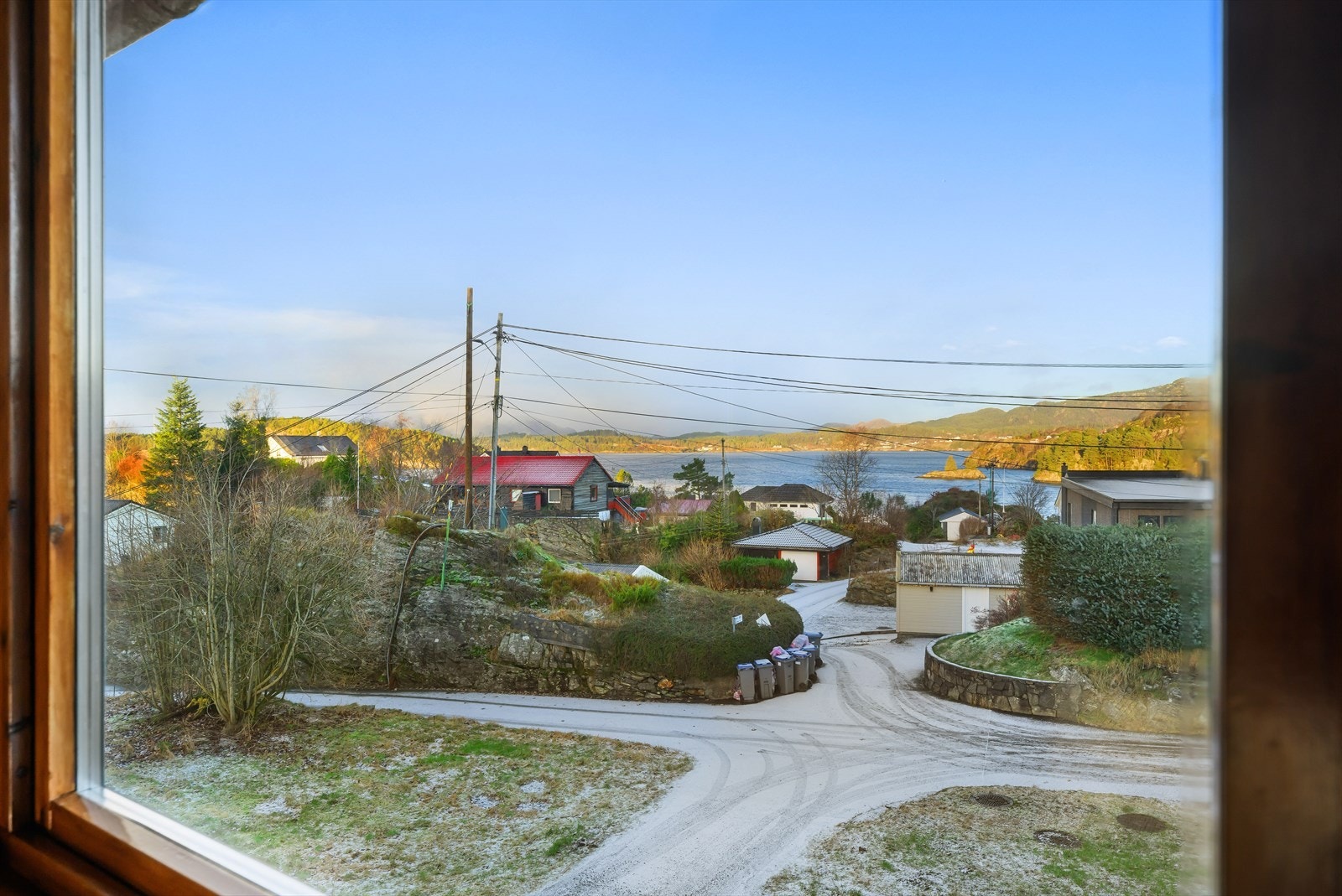 Nydelig utsikt mot sjøen fra eiendommen, idyllisk beliggenhet med nærhet til naturen og rolige omgivelser. Perfekt for rekreasjon. Galleribilde