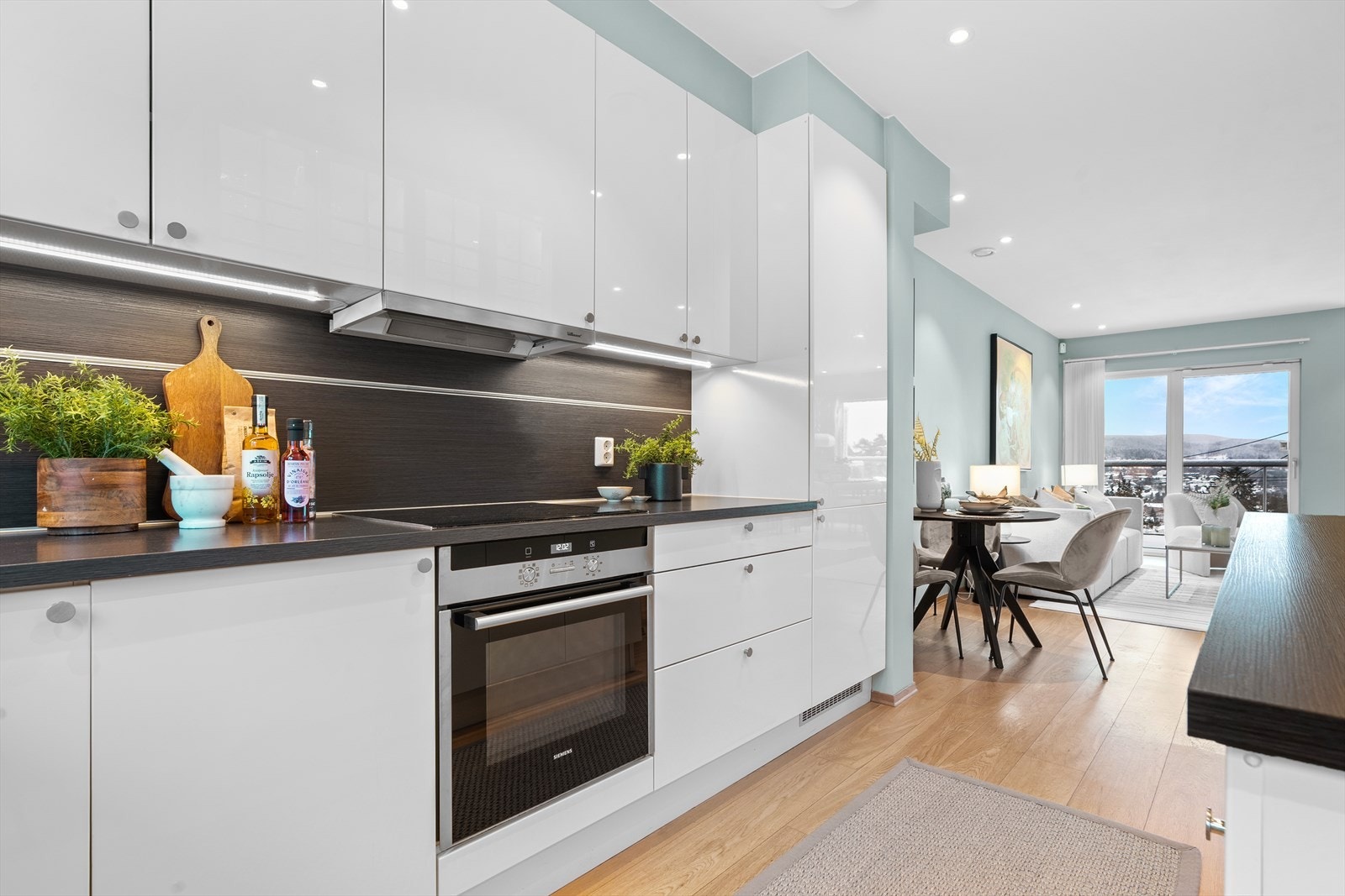 Kjøkkenet har integrerte hvitevarer bestående av platetopp, stekeovn, oppvaskmaskin samt kombinert kjøl-/fryseskap. Galleribilde