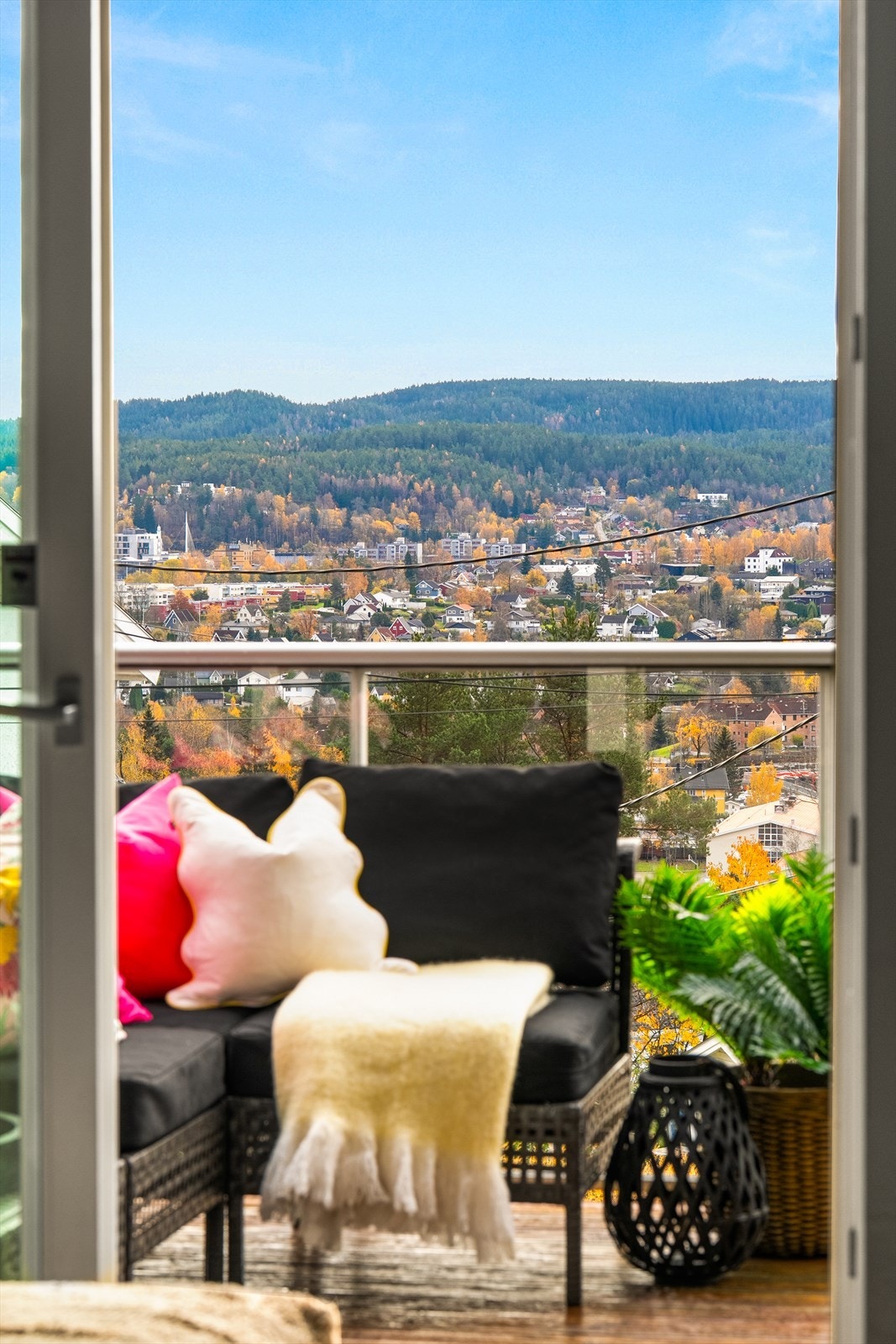 I tillegg har du jo også en fantastisk utsikt fra både stue og balkong. Galleribilde