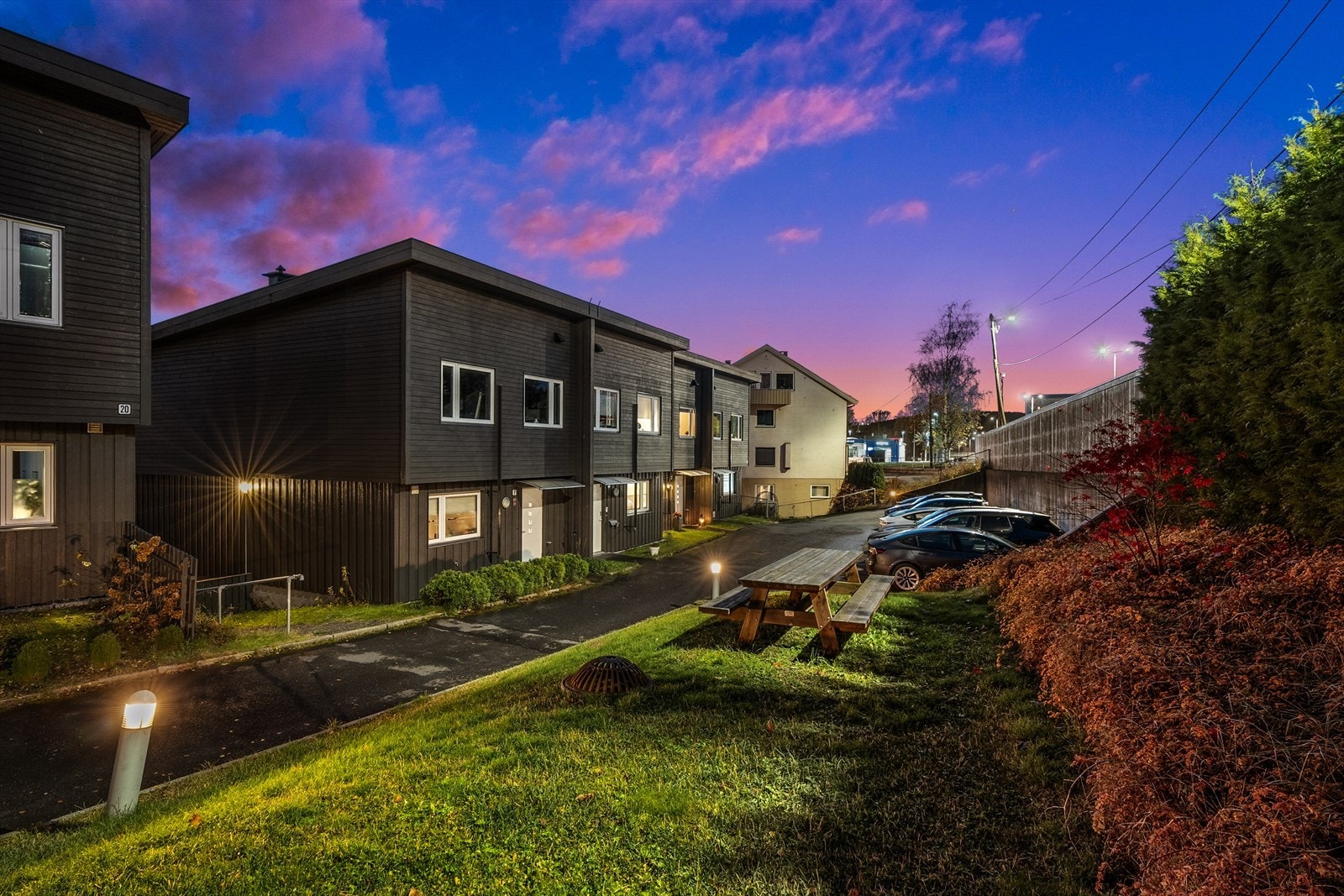 Sameiet som består av 15 boligseksjoner har også en stor utendørs gjesteparkering som også beboerne kan benytte seg av. Galleribilde