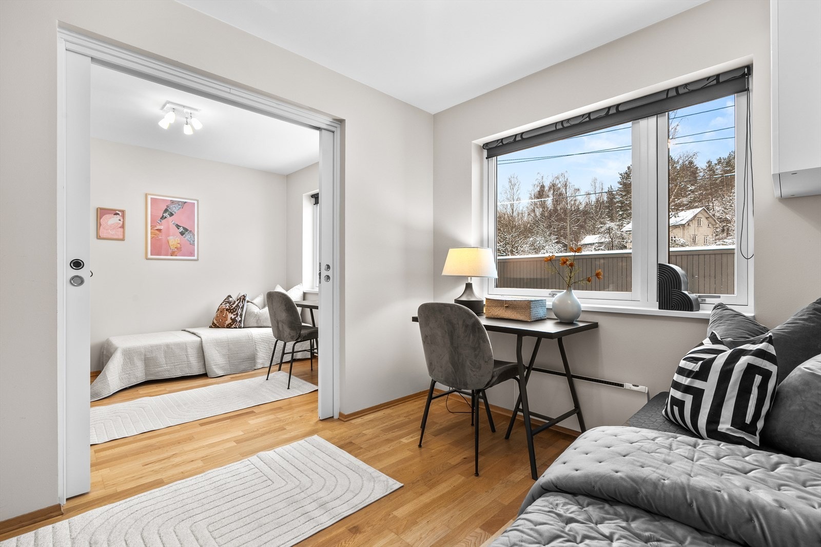 Soverom 2 og 3 er forbundet med en stor skyvedør, som gir fleksible løsninger og mulighet for enten separate rom eller én større sammenhengende sone etter behov. Galleribilde