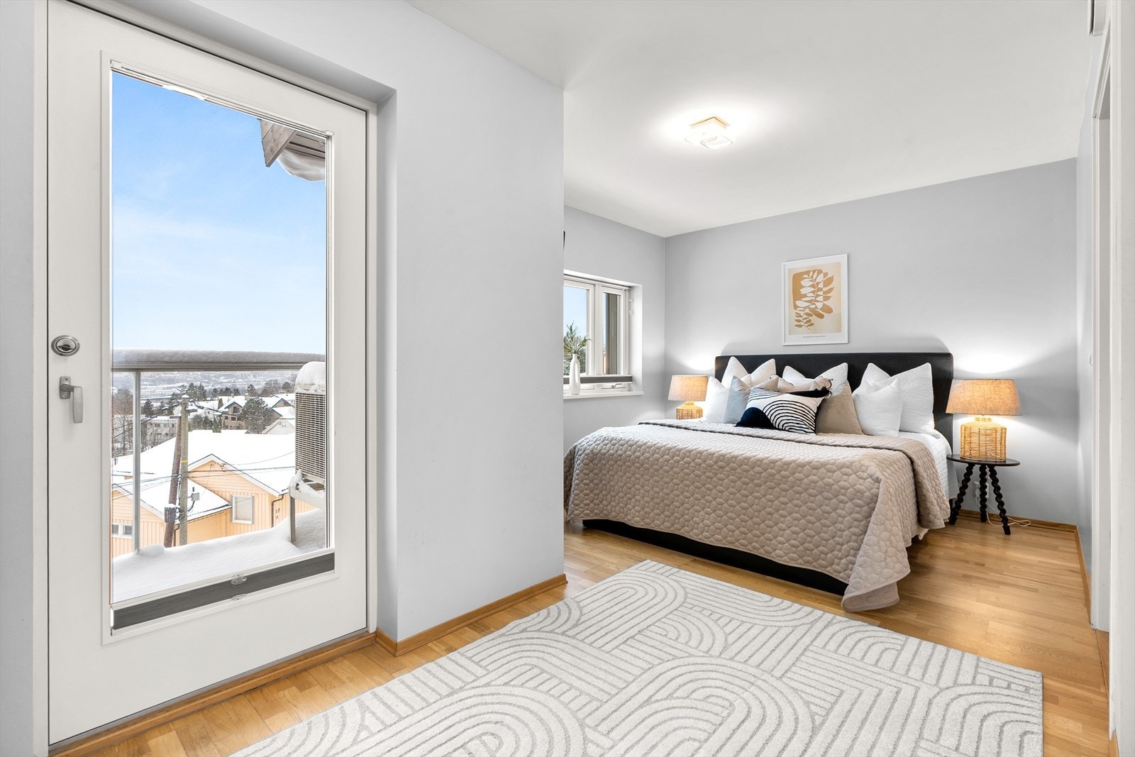 Hovedsoverommet er stort og innbydende. Her har du gode møbleringsmuligheter med god plass til både dobbeltseng, nattbord og øvrig soveromsmøblement. I tillegg er det fantastisk å kunne både legge seg og våkne opp til en nydelig og fri utsikt. Galleribilde