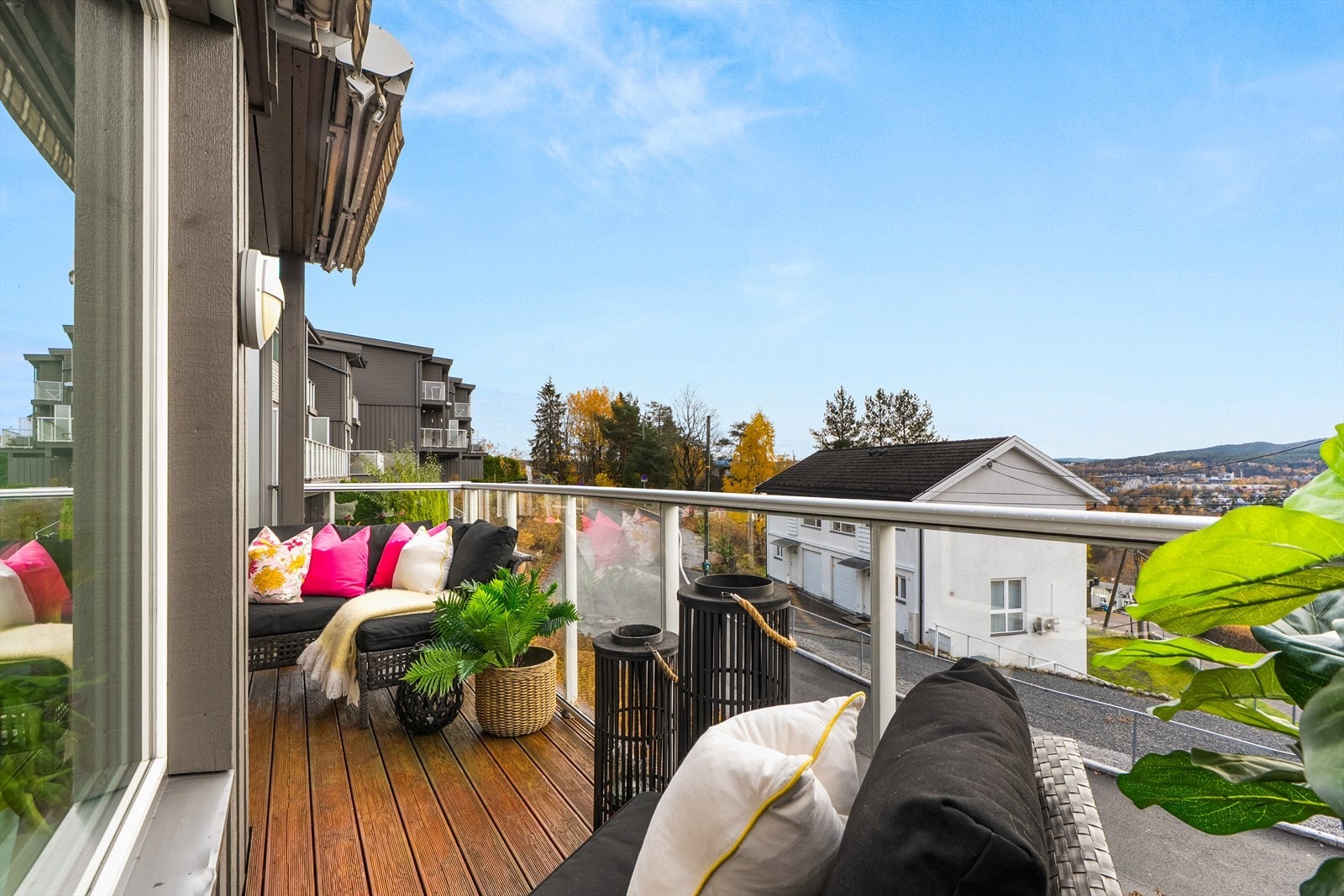 Her kan du enkelt skape din egen koselige uteoase med utemøbler, beplantning og gassgrill. Galleribilde