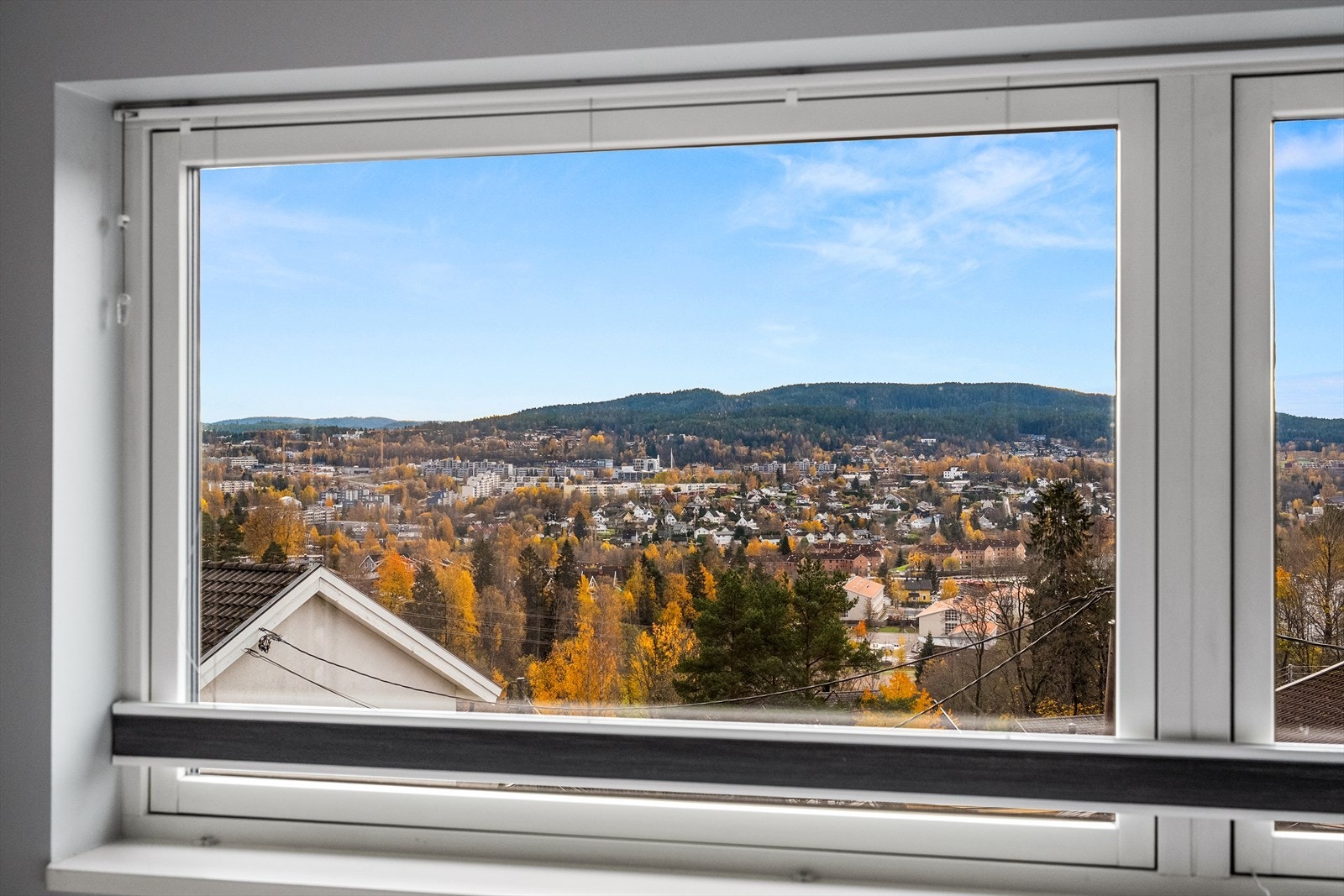 Dette rekkehuset har en nydelig og attraktiv beliggenhet på Grorud. Fra vinduene har man vidstrakt utsyn over bebyggelse, tretopper og åslandskap, noe som gir en luftig og åpen romfølelse og en ekstra dimensjon til oppholdsrommet. Galleribilde