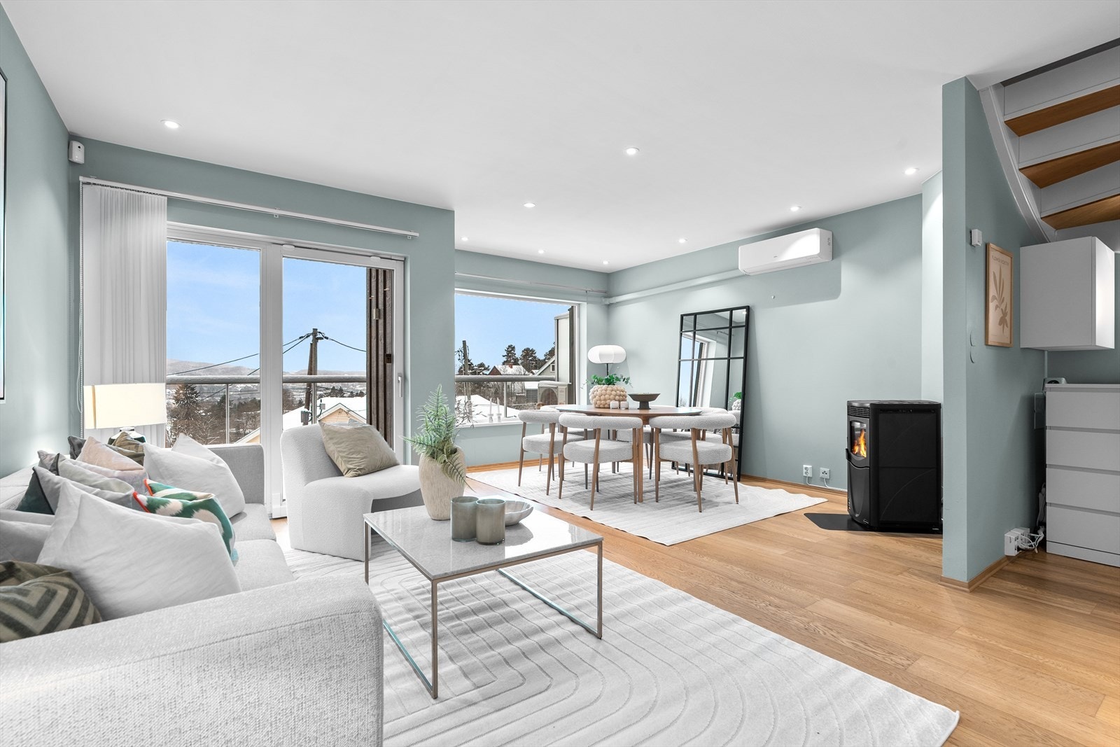 Stua er svært lys, romslig og meget innbydende. I tillegg har stua en åpen og gjennomtenkt planløsning som gir god flyt mellom sofadel og spiseplass. I tillegg er det rikelig med møbleringsmuligheter. Galleribilde