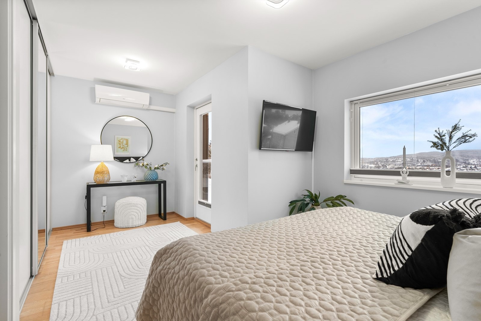 Fra hovedsoverommet er det direkte utgang til en herlig balkong med en fantastisk utsikt. Galleribilde