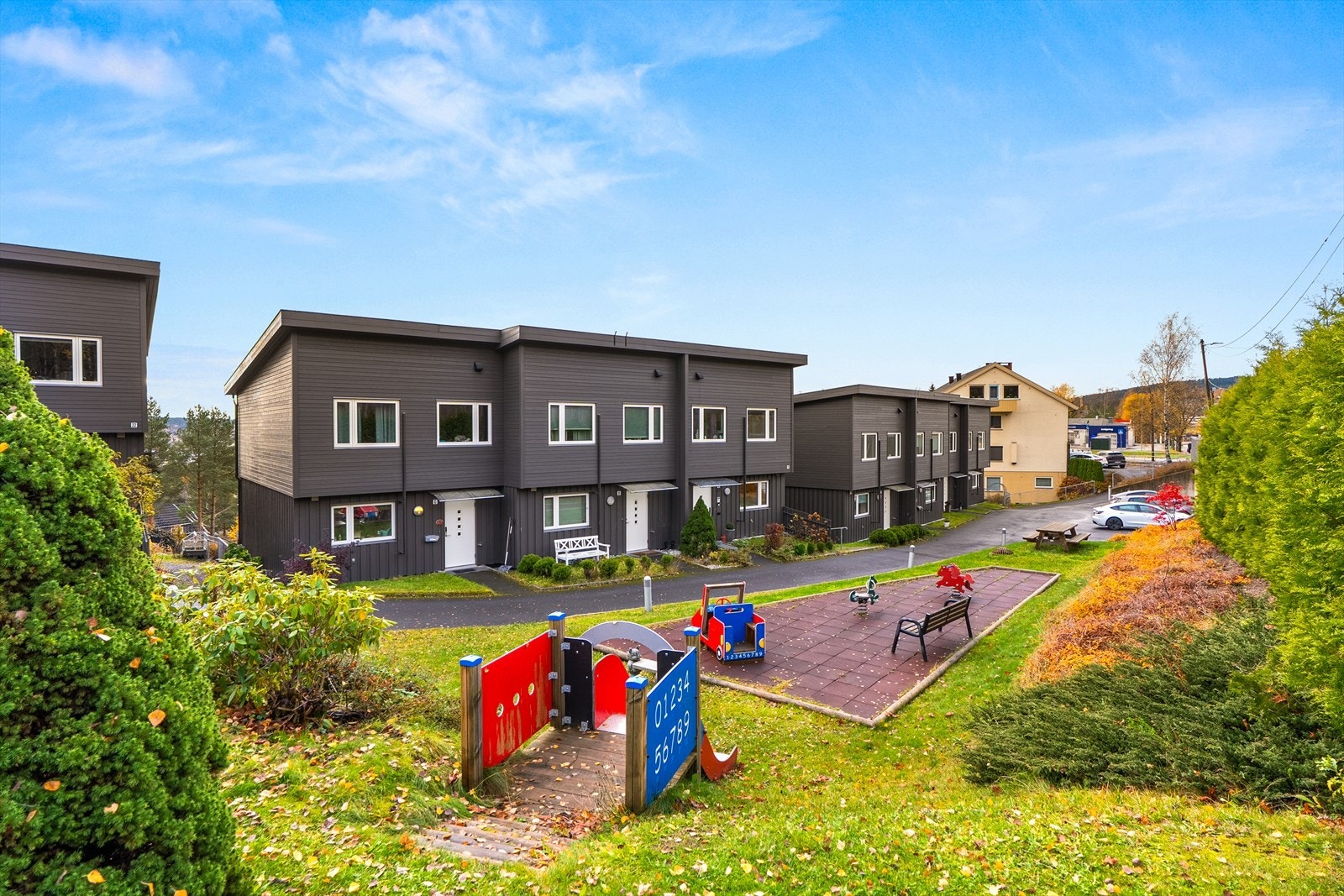 Sameiet byr på flotte og velstelte grøntområder med lekeplass og hyggelige sittegrupper, som gir gode utearealer for både lek, rekreasjon og sosialt samvær. Galleribilde