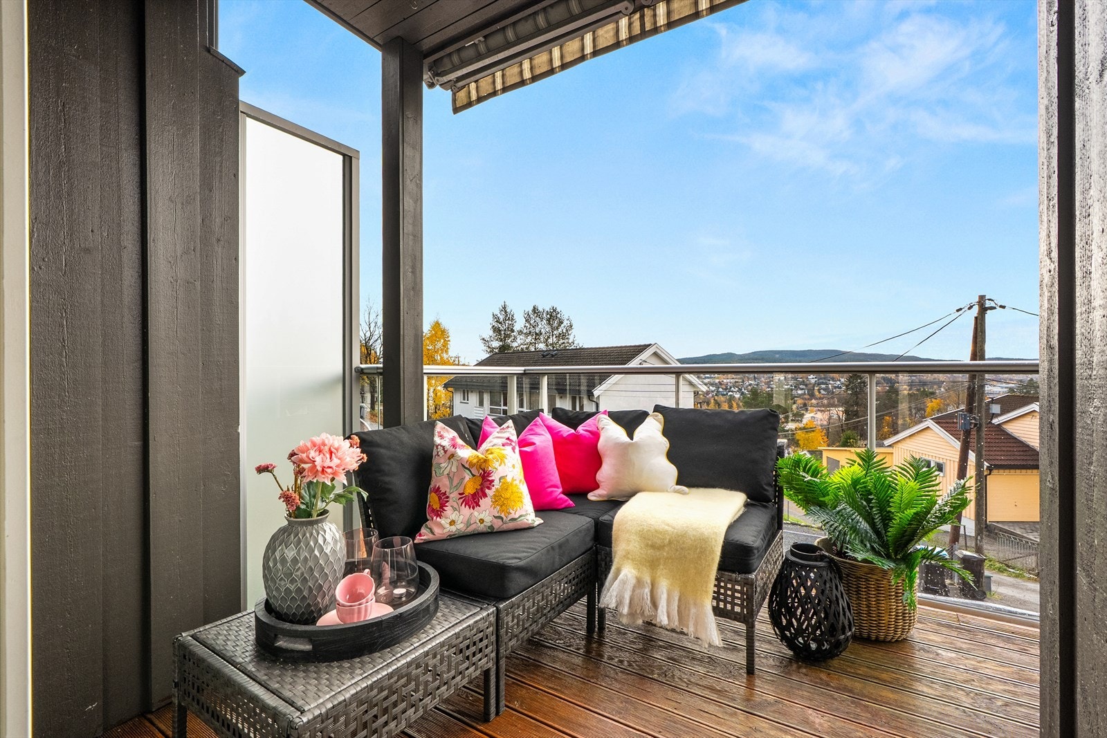 Denne flotte sydvendte balkongen med utgang fra stue er delvis overbygget og er på ca. 9,5 m². Her er det strålende solforhold og en flott, vidstrakt utsikt. Galleribilde