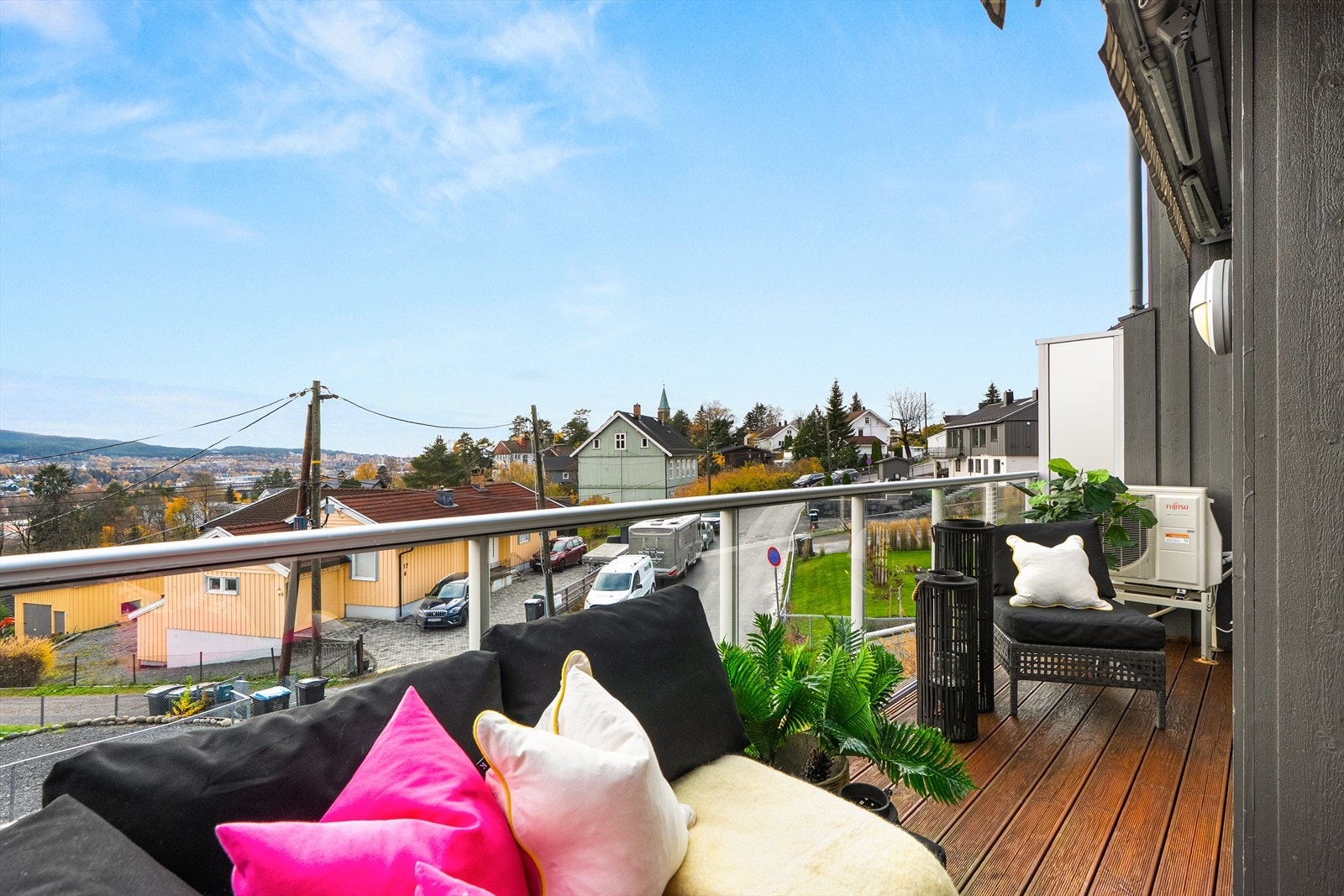 La oss avslutningsvis ta en ekstra titt på de flotte balkongene. Denne balkongen med utgang fra stue er utstyrt med markise som gir en god solavskjerming på solrike sommerdager. Her er det nemlig mye sol og markisen kommer dermed ekstra godt med. Galleribilde