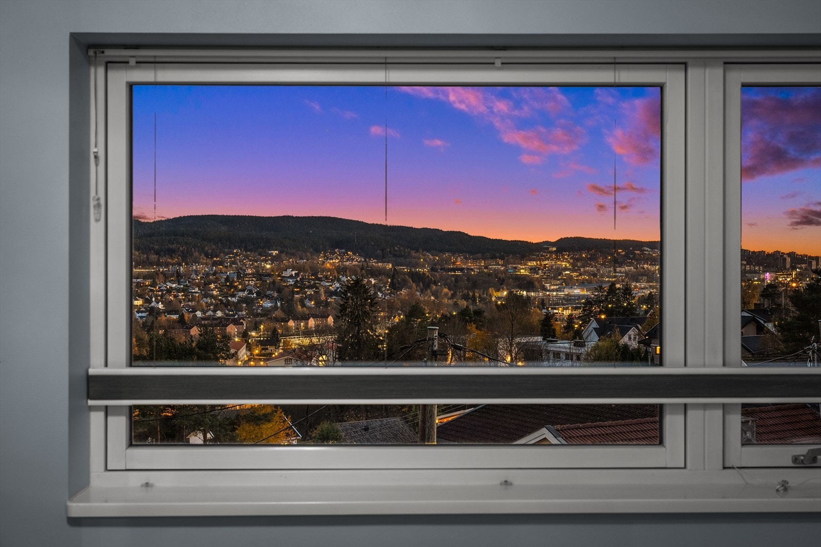 Dette rekkehuset ligger utrolig flott til med en nydelig, fri og flott utsikt fra begge etasjer. Galleribilde