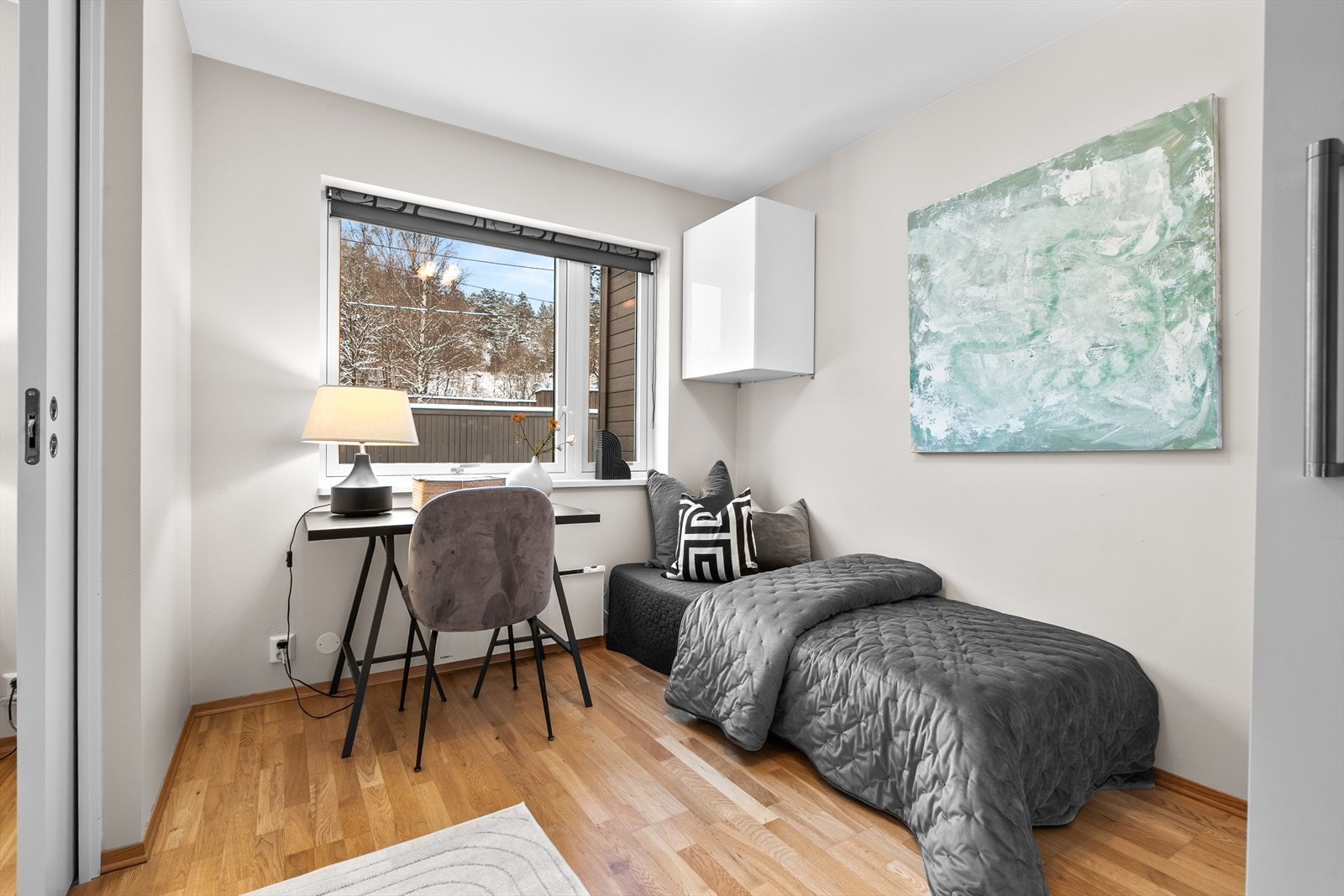 Soverommene er også av god størrelse, med plass til både seng og tilhørende møbler. Galleribilde