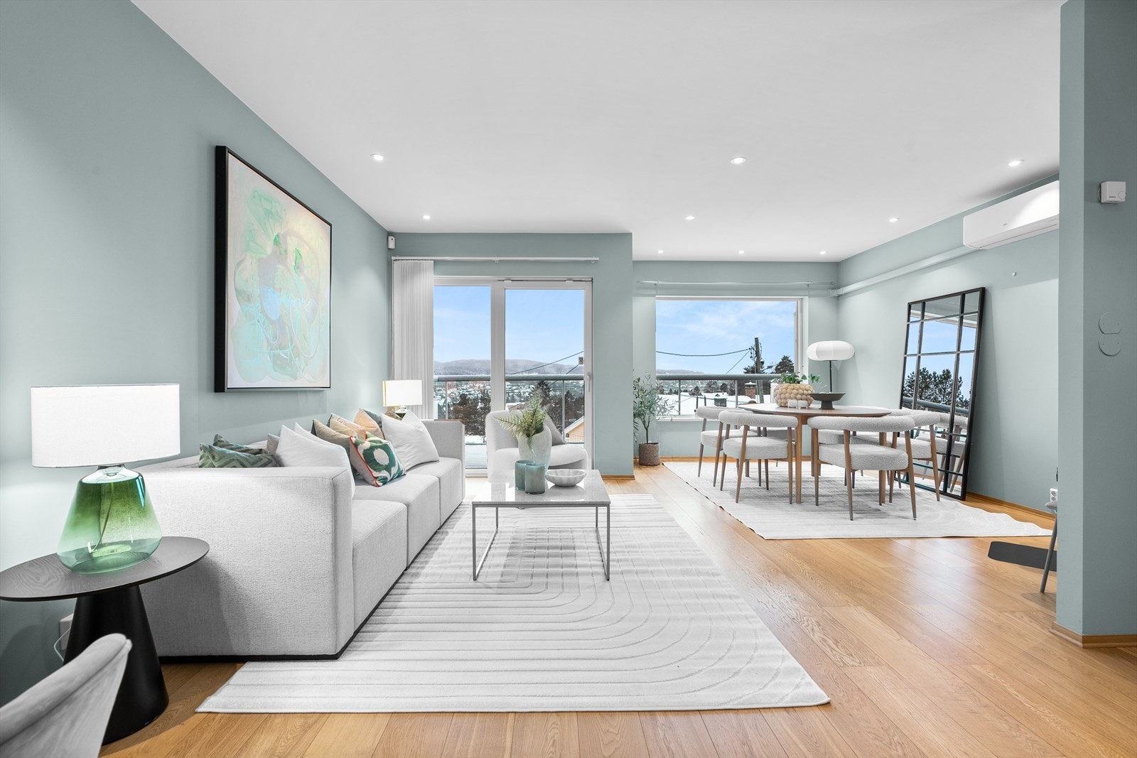 Dette flotte rekkehuset ble oppført i 2010 og har en svært liten bruksslitasje. Lekkert, moderne og flott! Galleribilde