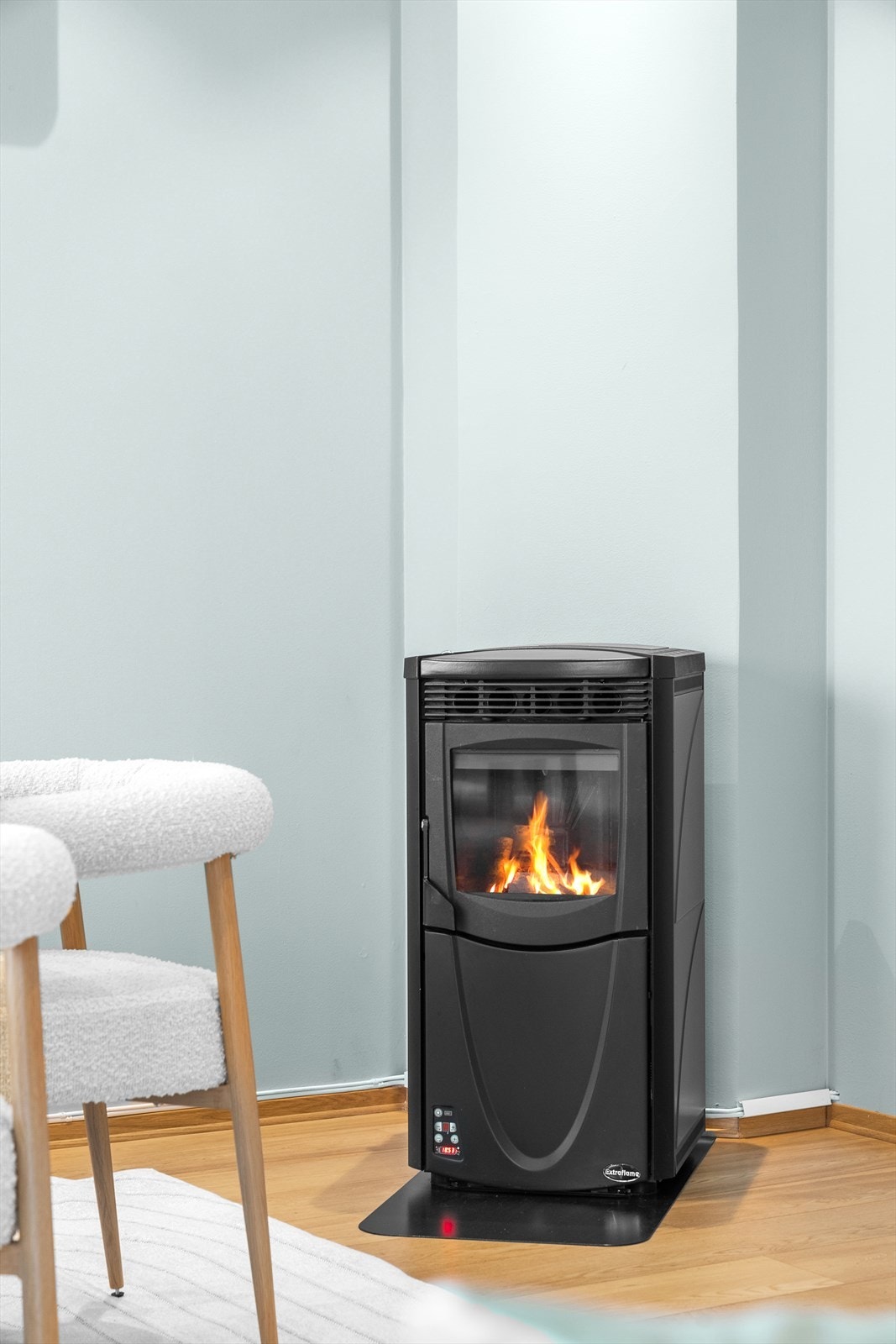 I stua er det installert pelletsovn. Denne gir en effektiv og god oppvarming i leiligheten. I tillegg bidrar den til å skape en god og lun stemning. Galleribilde