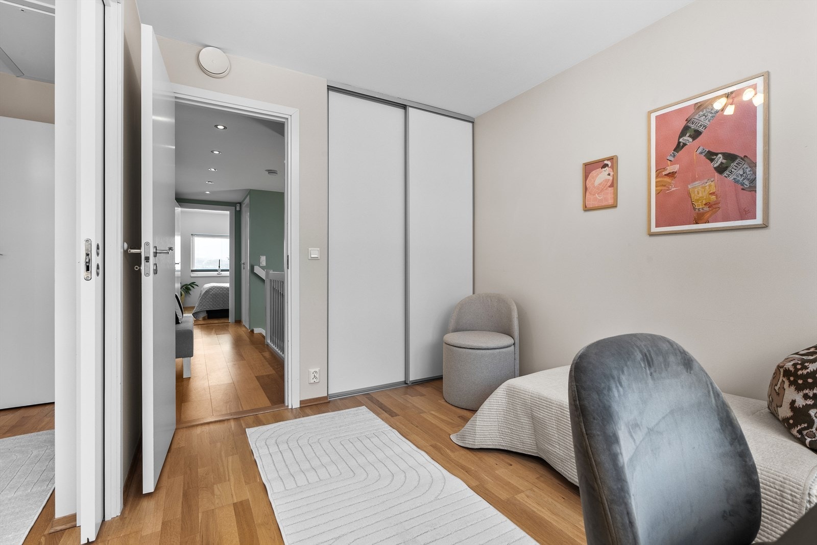 Det er også gode oppbevaringsmuligheter i skyvedørsgarderobe på begge soverommene. Galleribilde