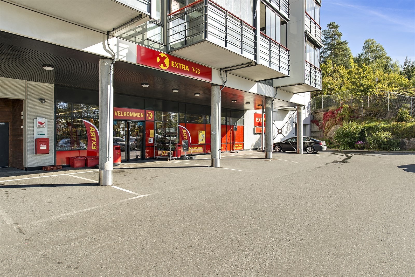 Det er kort vei til et godt utvalg av daglige servicetilbud. Dagligvarehandelen kan gjøres ved blant annet MENY, REMA 1000 og Coop Extra. Galleribilde