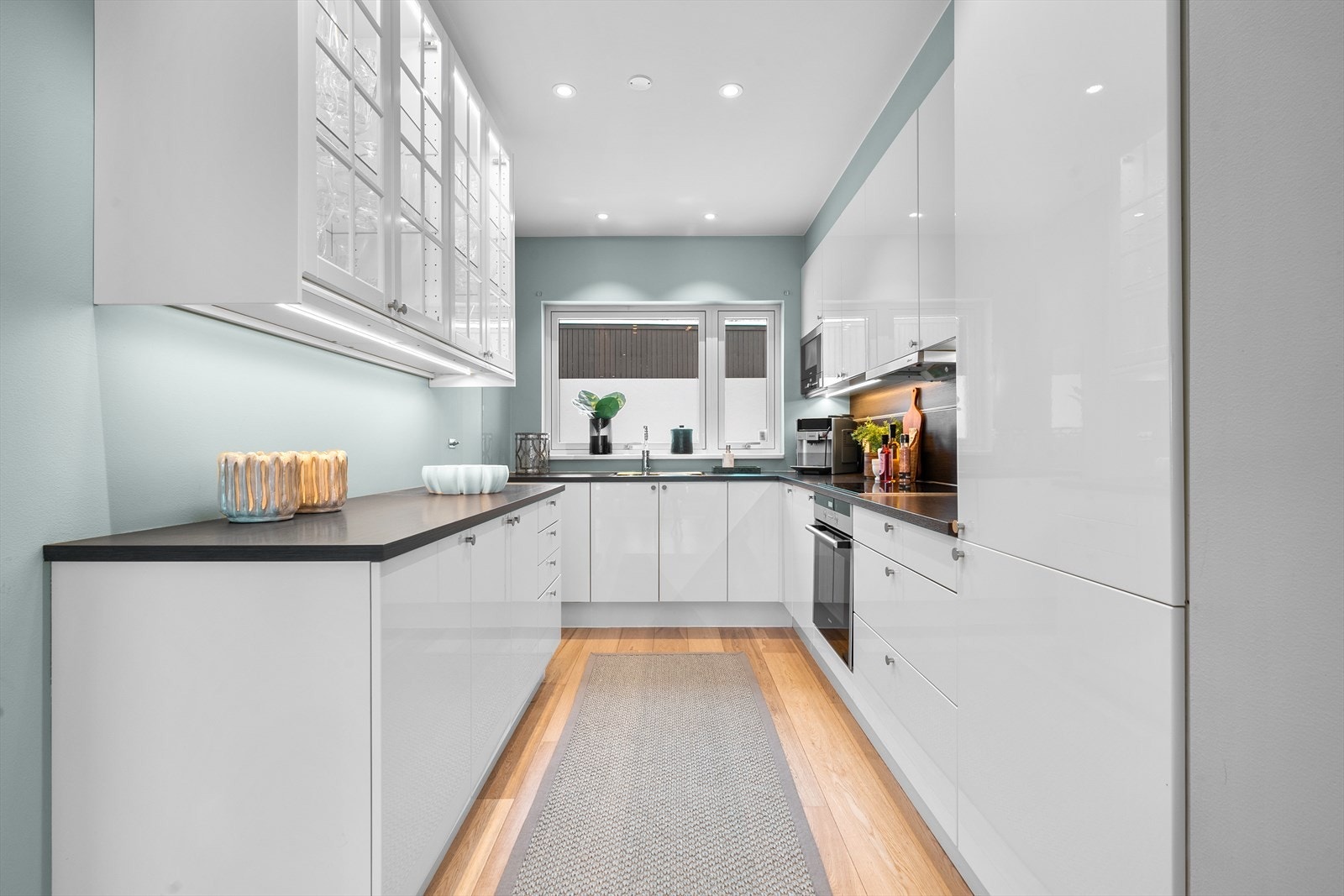 Boligen har et stilrent HTH-kjøkken med rikelig skap- og benkeplass, noe som gir gode arbeidsforhold og praktiske oppbevaringsløsninger. Galleribilde