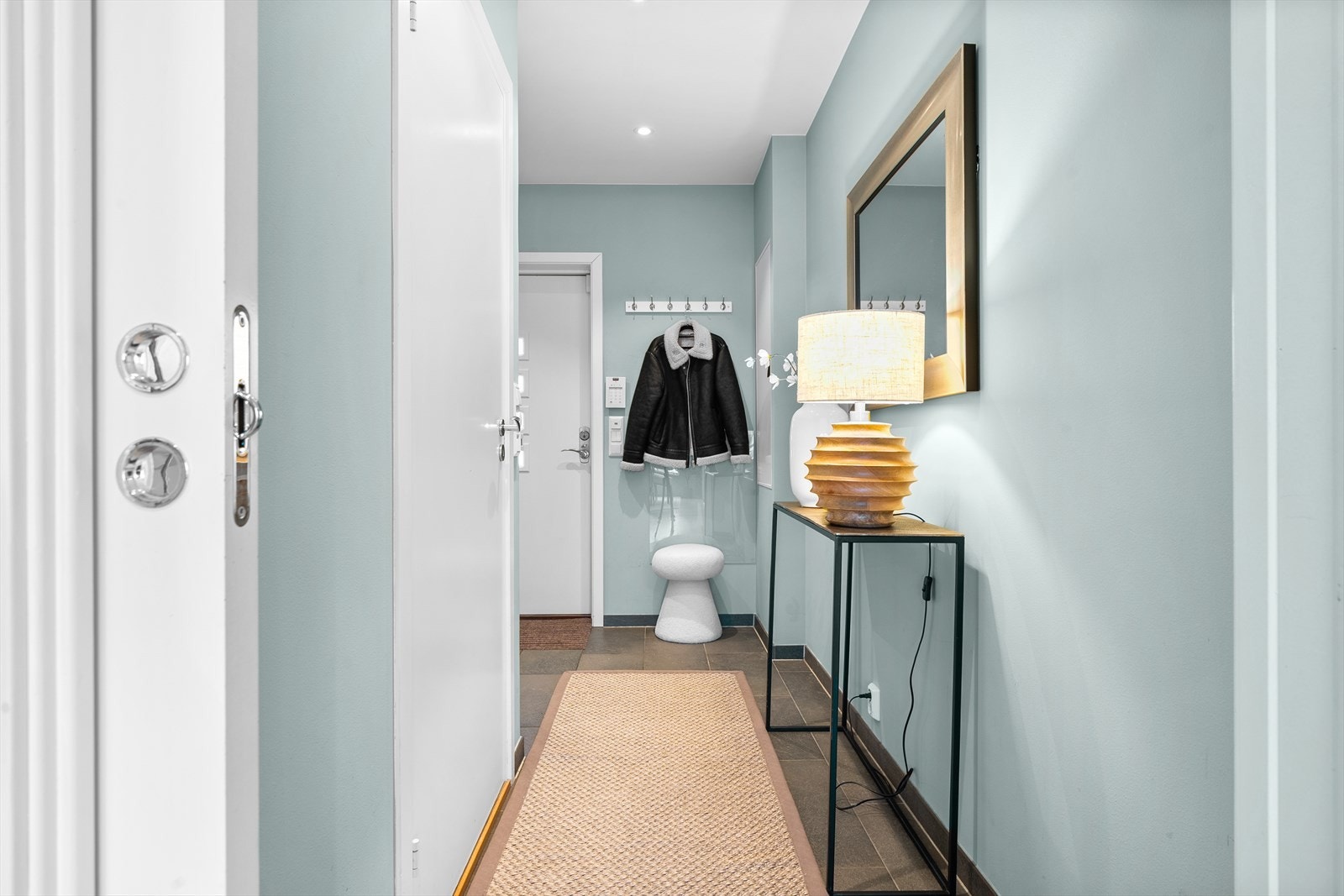 Her sett mot inngangspartiet. Alt med rekkehuset er moderne og lekkert og entrèen er intet unntak. Galleribilde