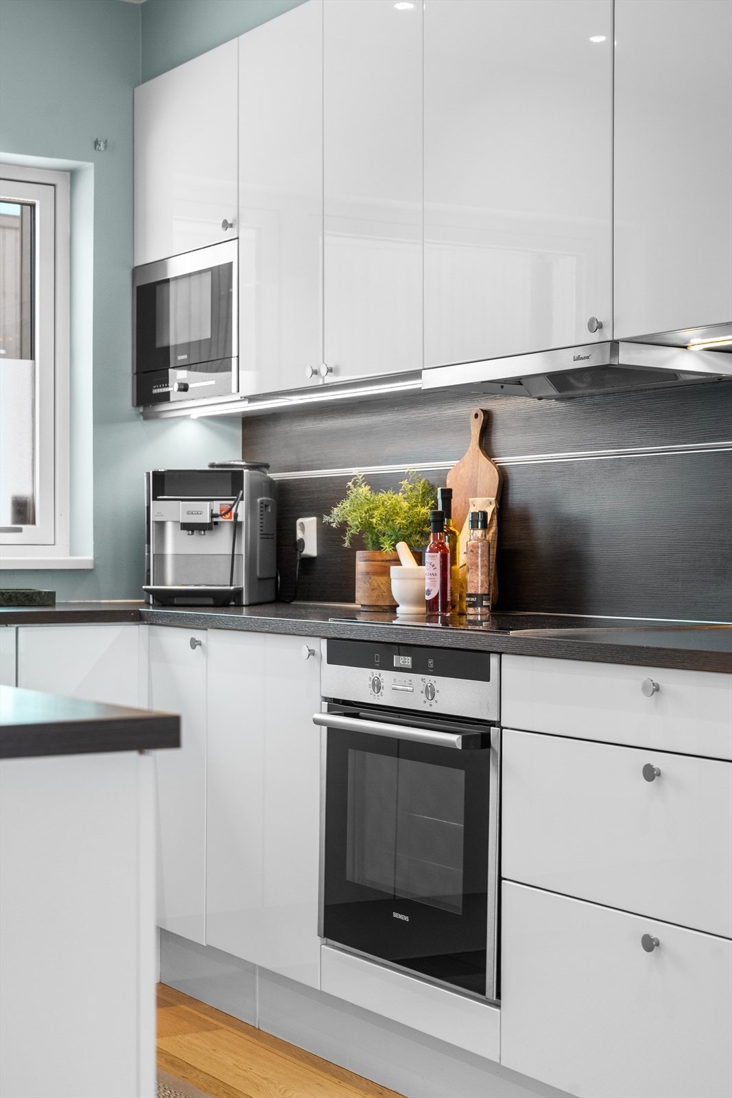 Kjøkkenet har glatte fronter og laminat benkeplate med nedfelt vask- og skyllekum. Galleribilde