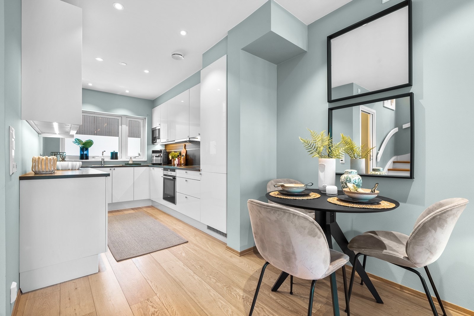 I tilknytning til kjøkkenet er det også godt med plass til et mindre spisebord. Perfekt til for eksempel frokoster. Galleribilde