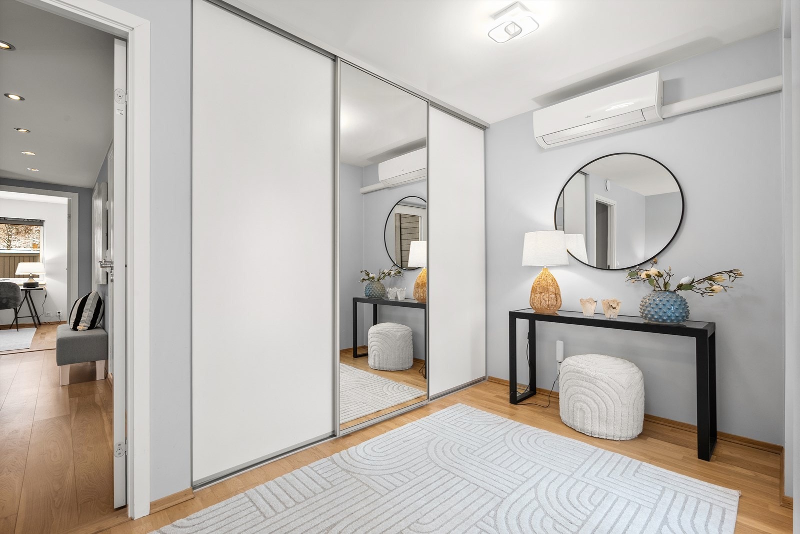 Det herlige og gode hovedsoverommet har også rikelig med oppbevaringsplass i en romslig og moderne skyvedørsgarderobe. Galleribilde