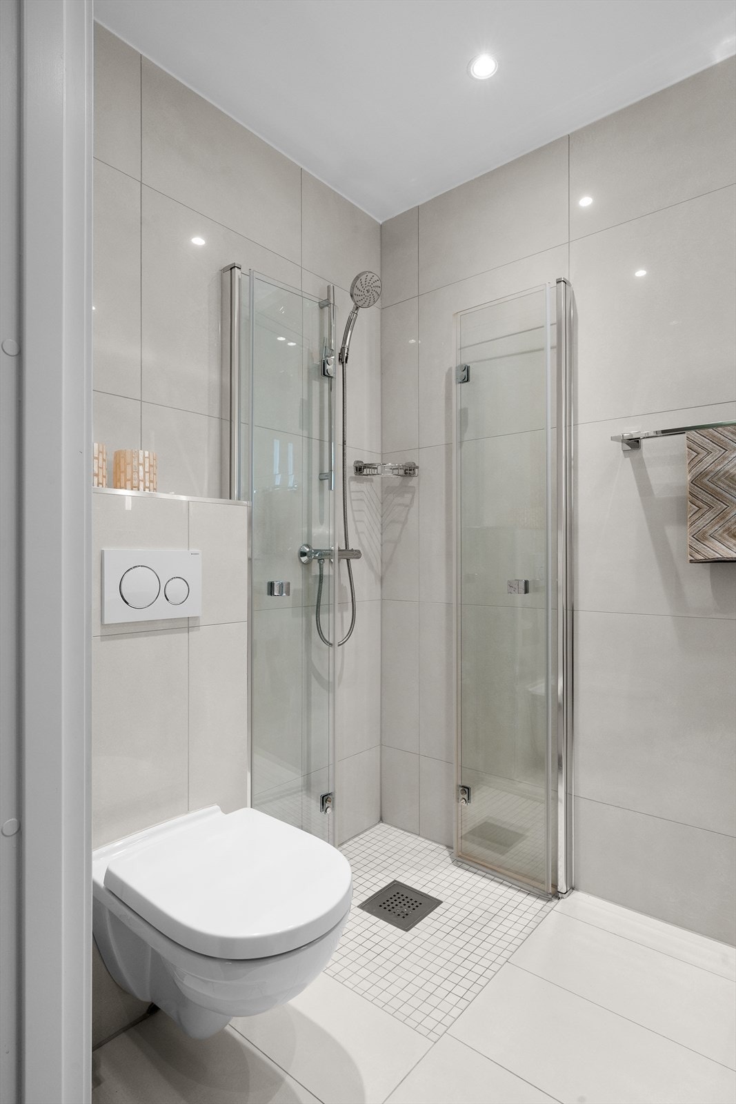 Delikat flislagt baderom med downlights i himlingen og elektrisk gulvvarme. Badet ble pusset opp i 2019 og fremstår som moderne og lekkert, med en gjennomført og tidløs utførelse. I tillegg har rekkehuset også et godt og flott baderom i 2.etg. Galleribilde