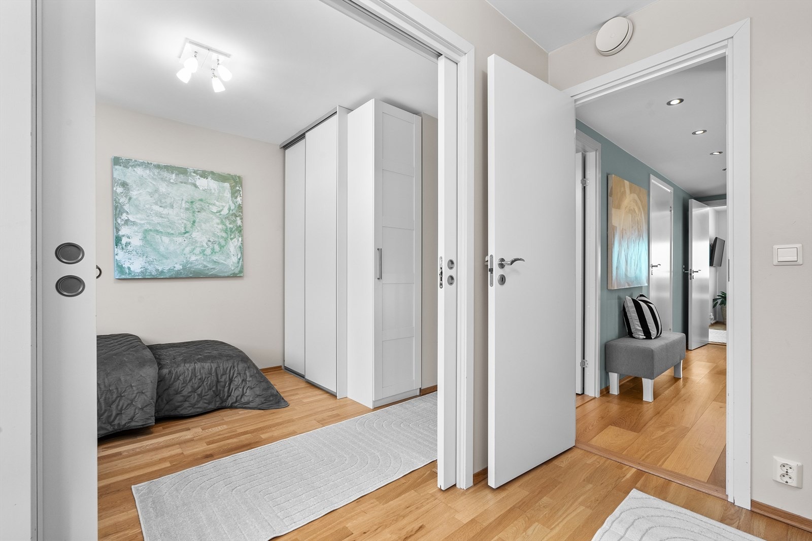 Her sett fra soverommene ut mot entreè. Galleribilde