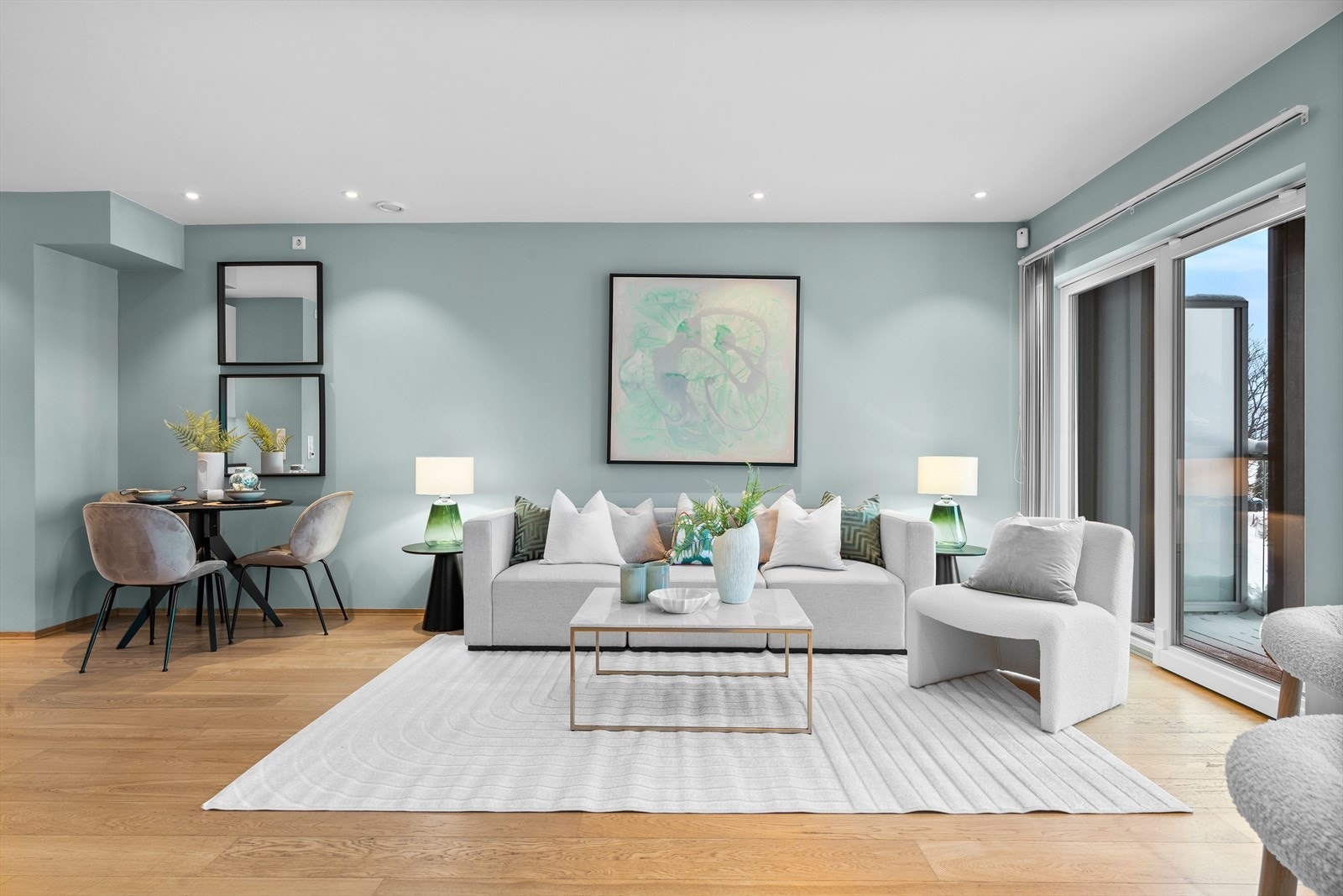 Det er rikelig med plass til møbering i stua. I tillegg til den store og gode spisestua er det også mulighet for et noe mindre spisebord i tilknytning til kjøkkenet. Galleribilde