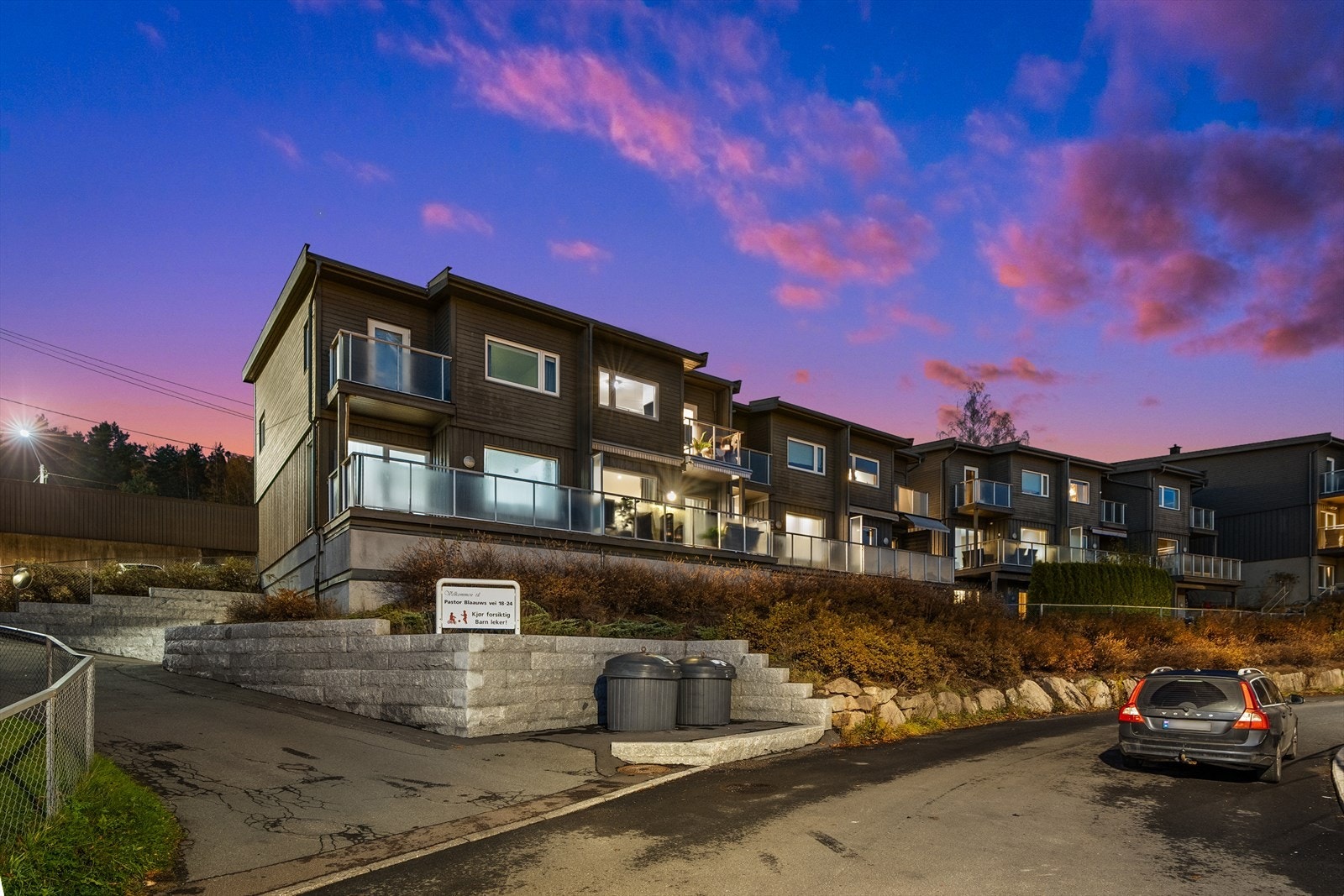 Et moderne og godt rekkehus i et velordnet sameiet beliggende på et lite høydedrag i villabebyggelsen på Grorud. Området har umiddelbar nærhet til barnehager, Grorud skole, Grorud senter, marka, offentlig kommunikasjon med mye mer. Galleribilde