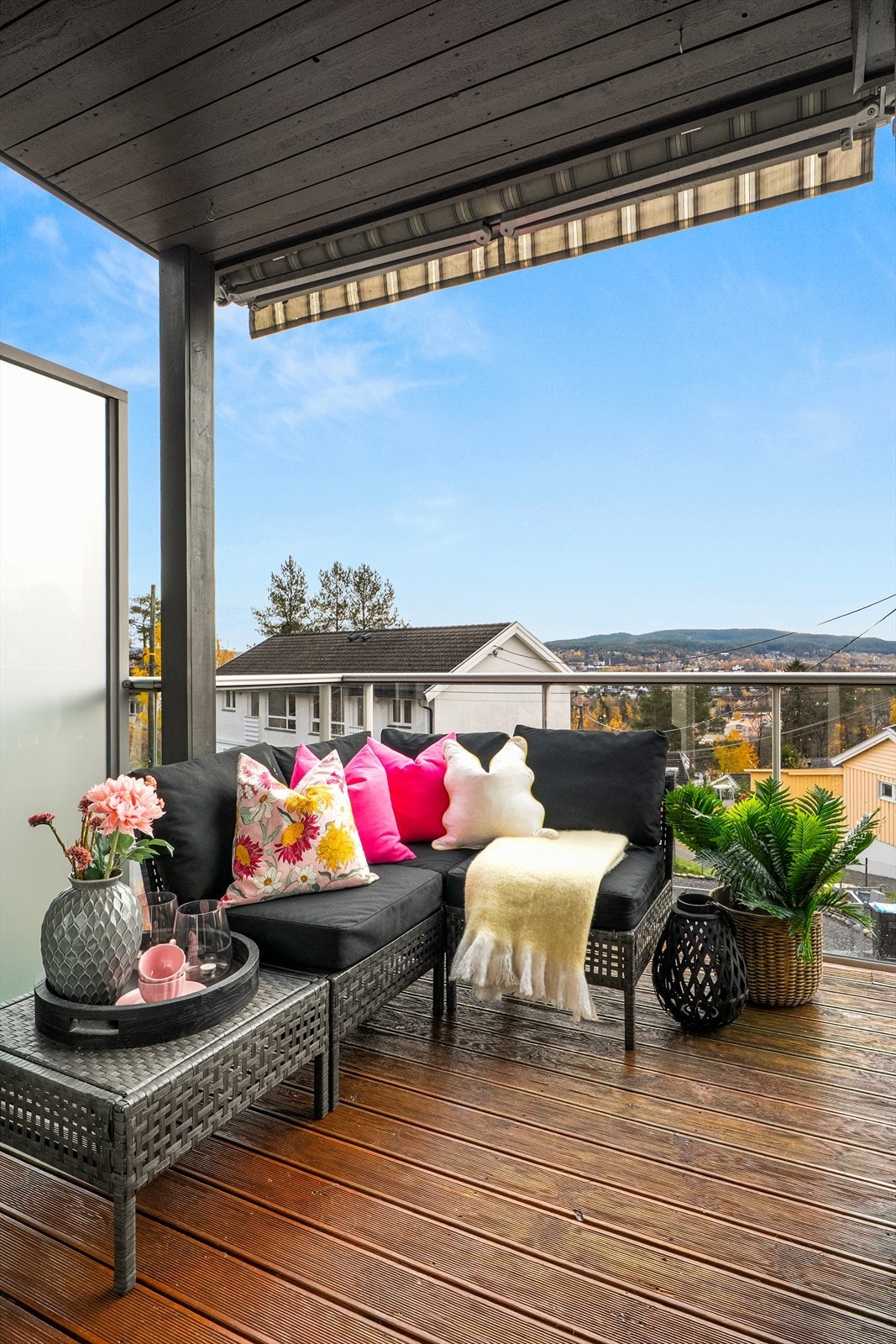 I vår- og sommerhalvåret blir balkongen en naturlig forlengelse av stuen, perfekt for hyggelige stunder med familie og venner. Galleribilde