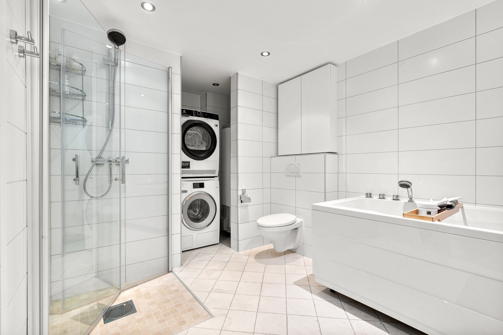 Ekstra romslig og flott flislagt baderom i 2.etg. med elektrisk gulvvarme og innfelte downlights i himling. Varmtvannsberederen på ca. 200 liter er plassert i baderommet. Galleribilde