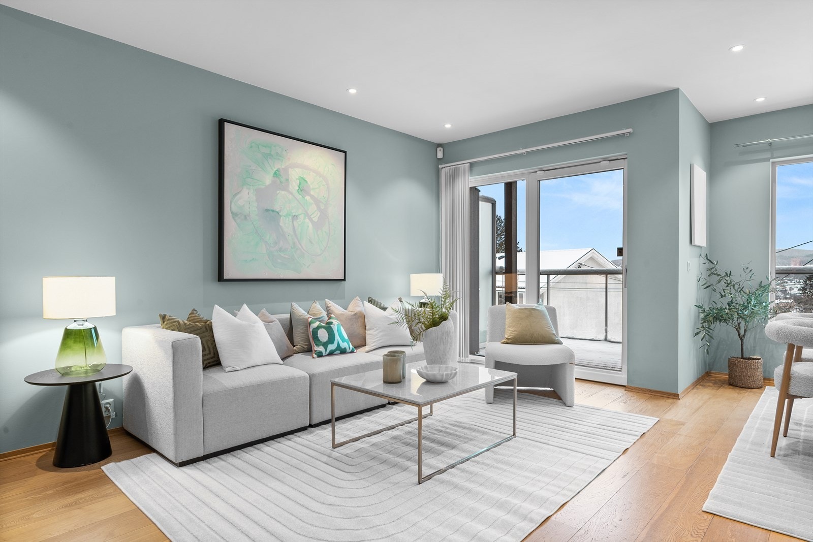 Fra stua er det utgang til en herlig og solrik, sydvendt balkong. Galleribilde