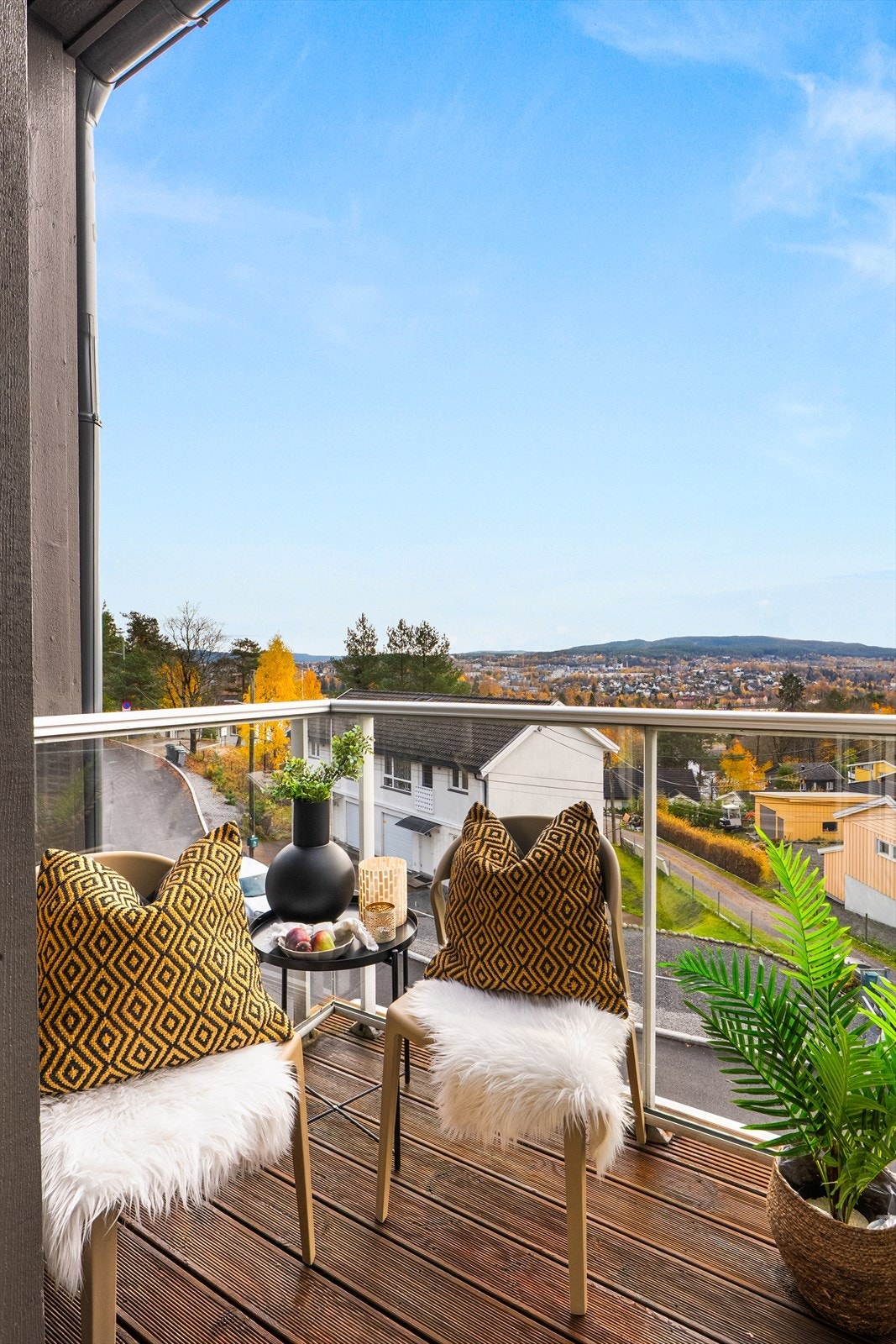 Her fra balkongen i 2.etg. med utgang fra hovedsoverom. Balkongen ligger sydvendt til og er på ca. 3 m² Galleribilde