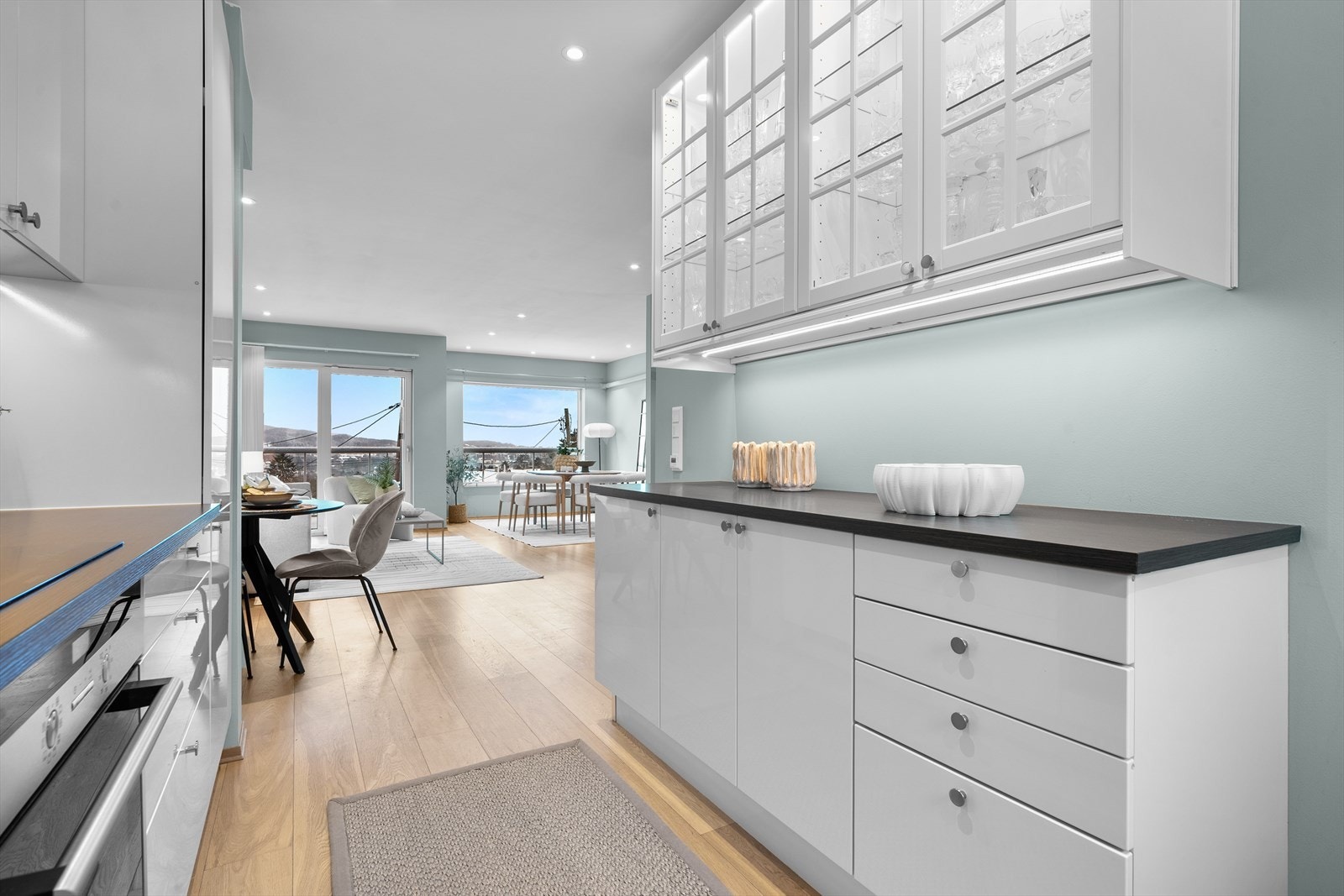 Fra kjøkken rett mot stue. Også fra kjøkkenet får du et fritt og fint utsyn. Galleribilde