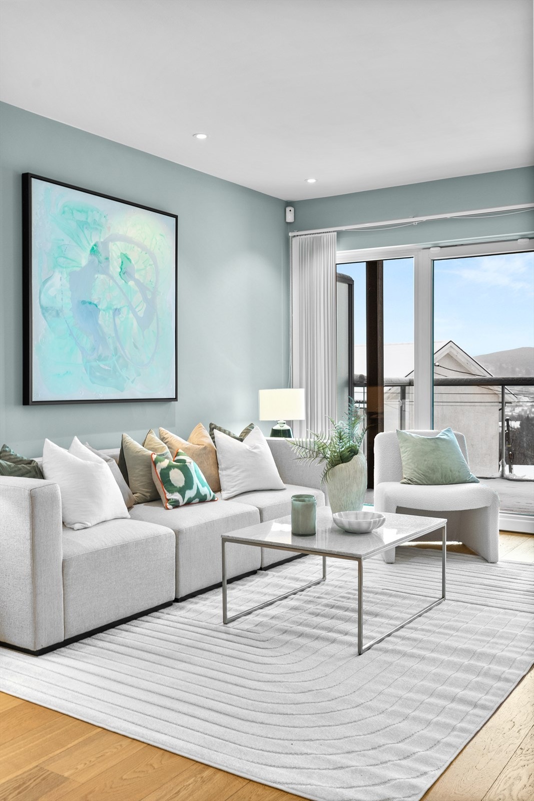 Taket i stua er utstyrt med downlights som gir en fleksibel og god belysning. Galleribilde